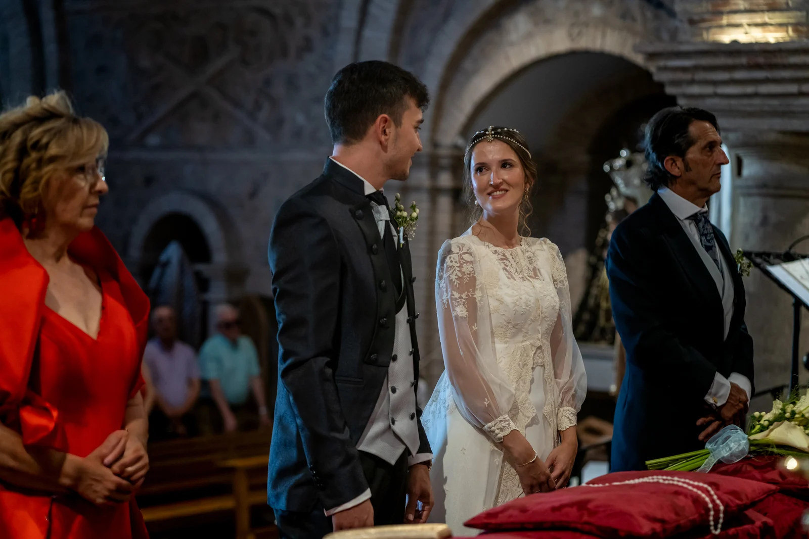 Novios durante la ceremonia en Castillo de Guadamur