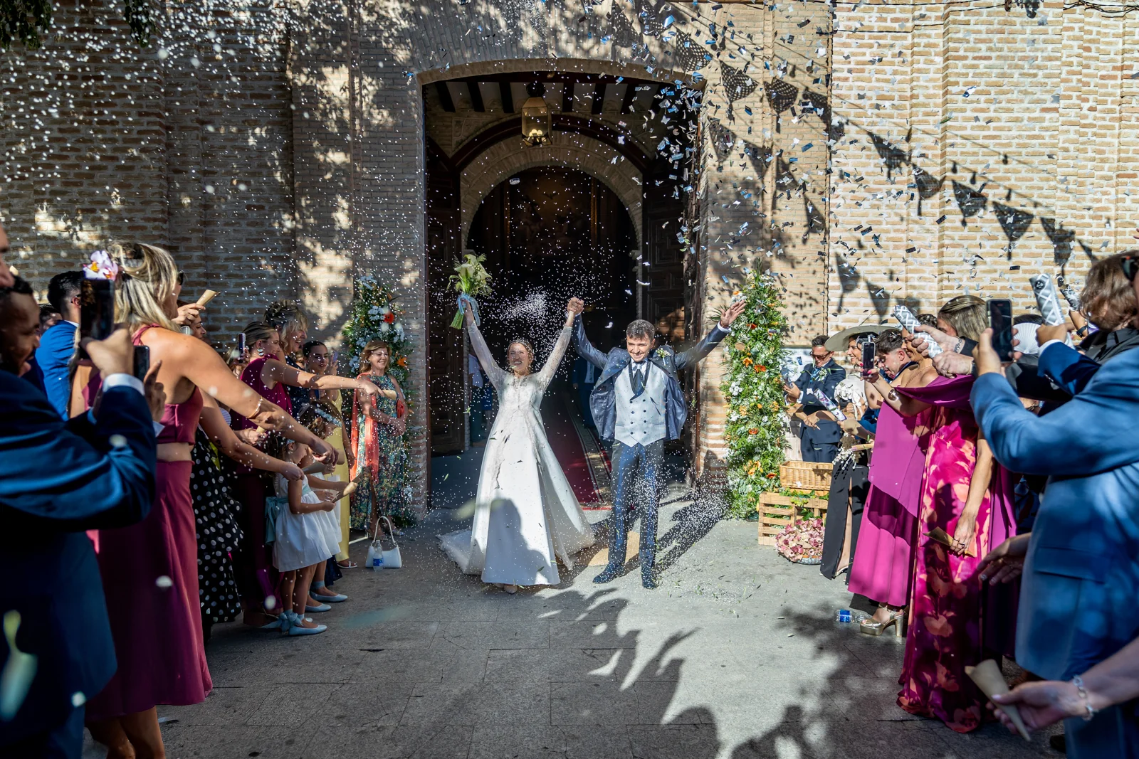 Salida de los novios con arroz en Castillo de Guadamur