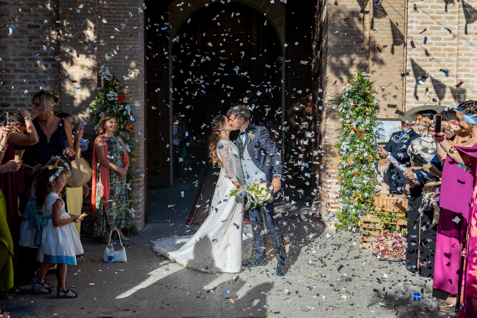 Novios celebrando su salida entre arroz