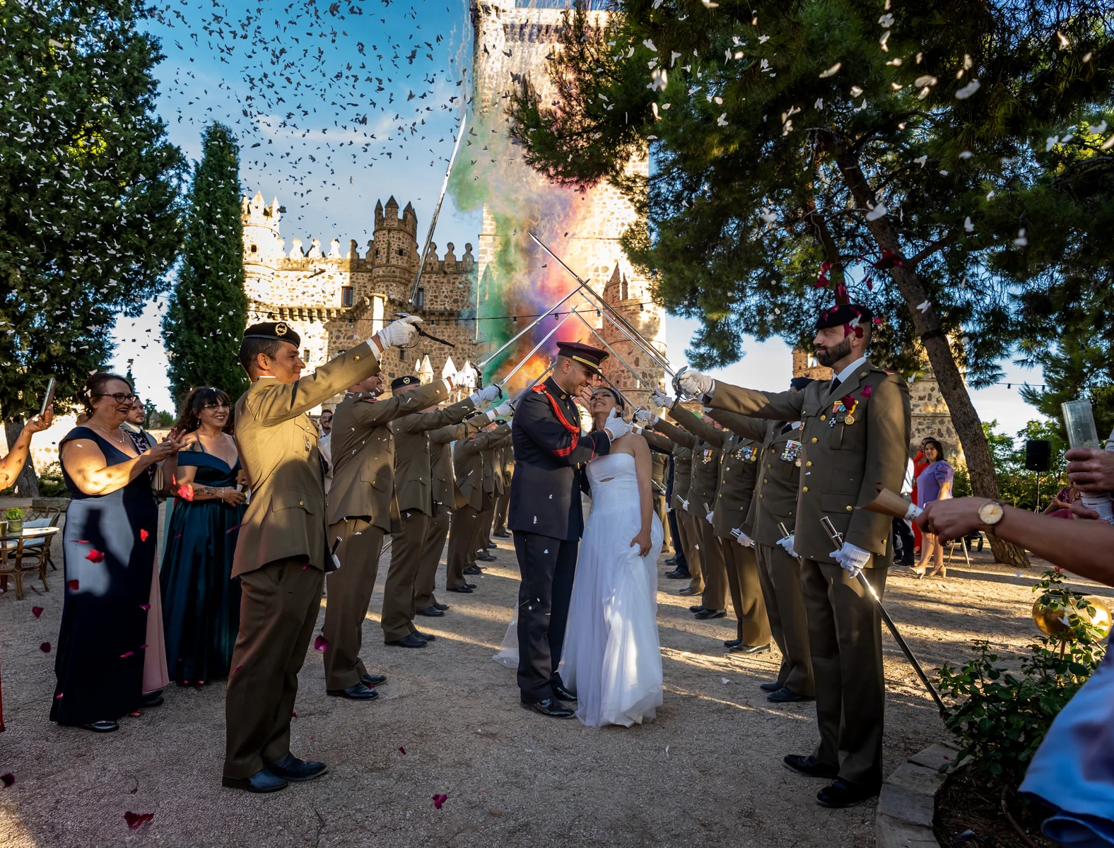 Pasillo militar para los novios en Castillo de Guadamur