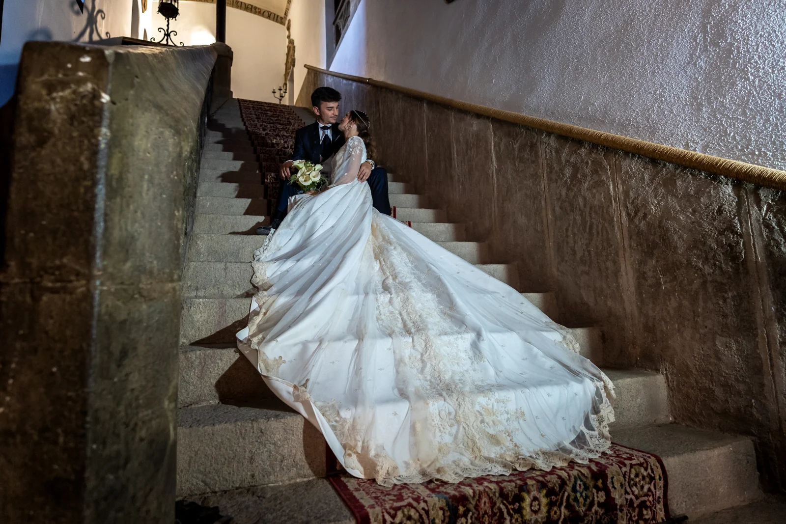 Novia en una escalera de Castillo de Guadamur