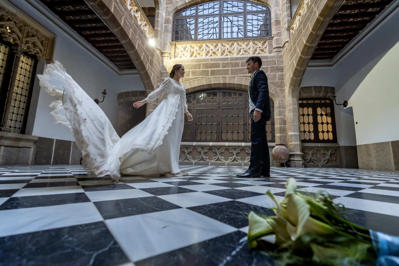 Novia mostrando el vestido en el patio del Castillo de Guadamur