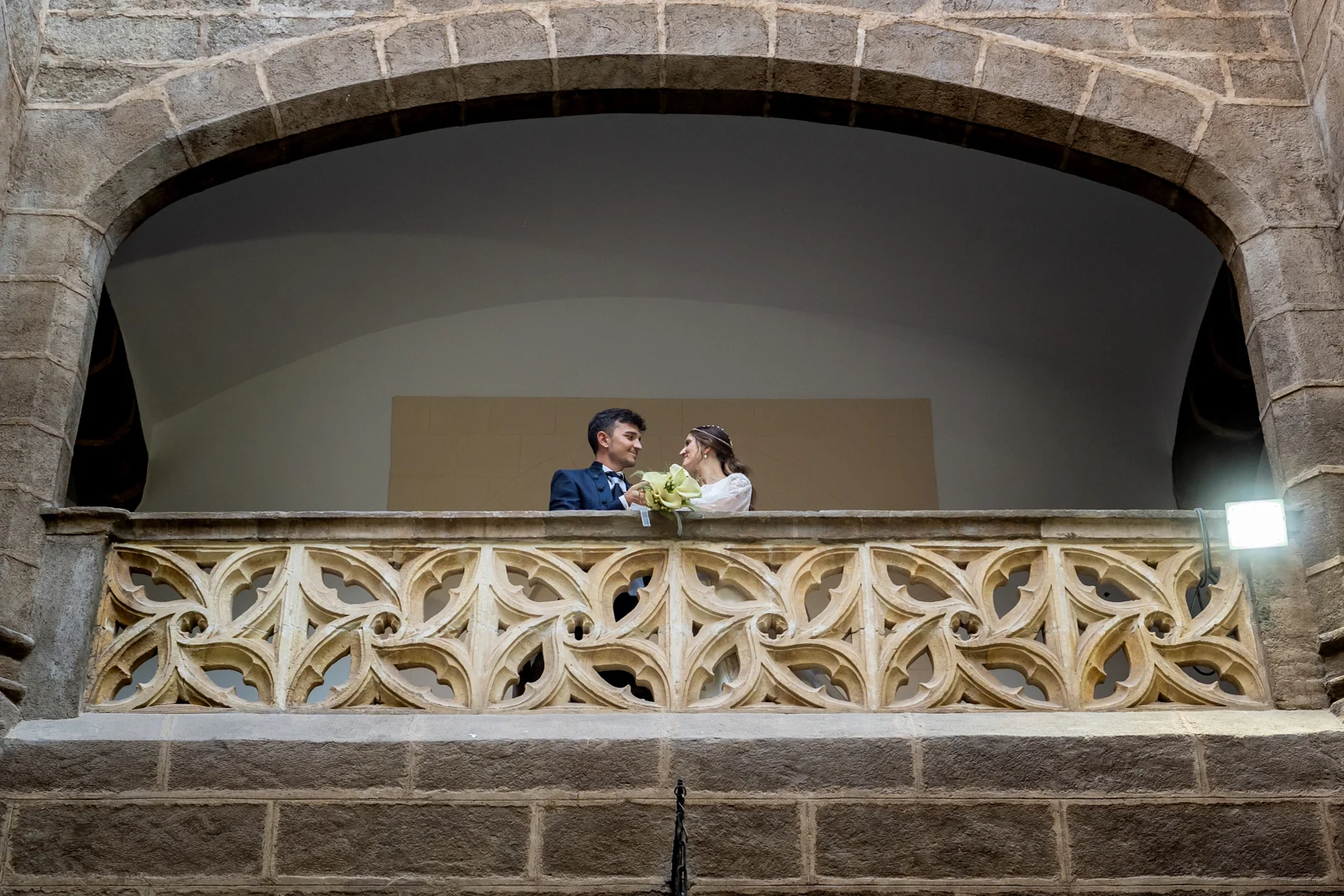 Novios en un balcón interior del Castillo de Guadamur