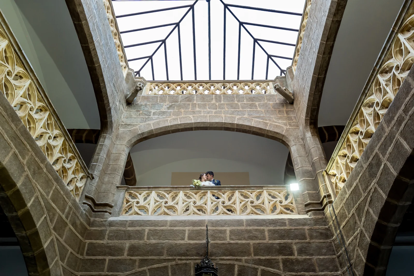 Novios en el patio interior del Castillo de Guadamur