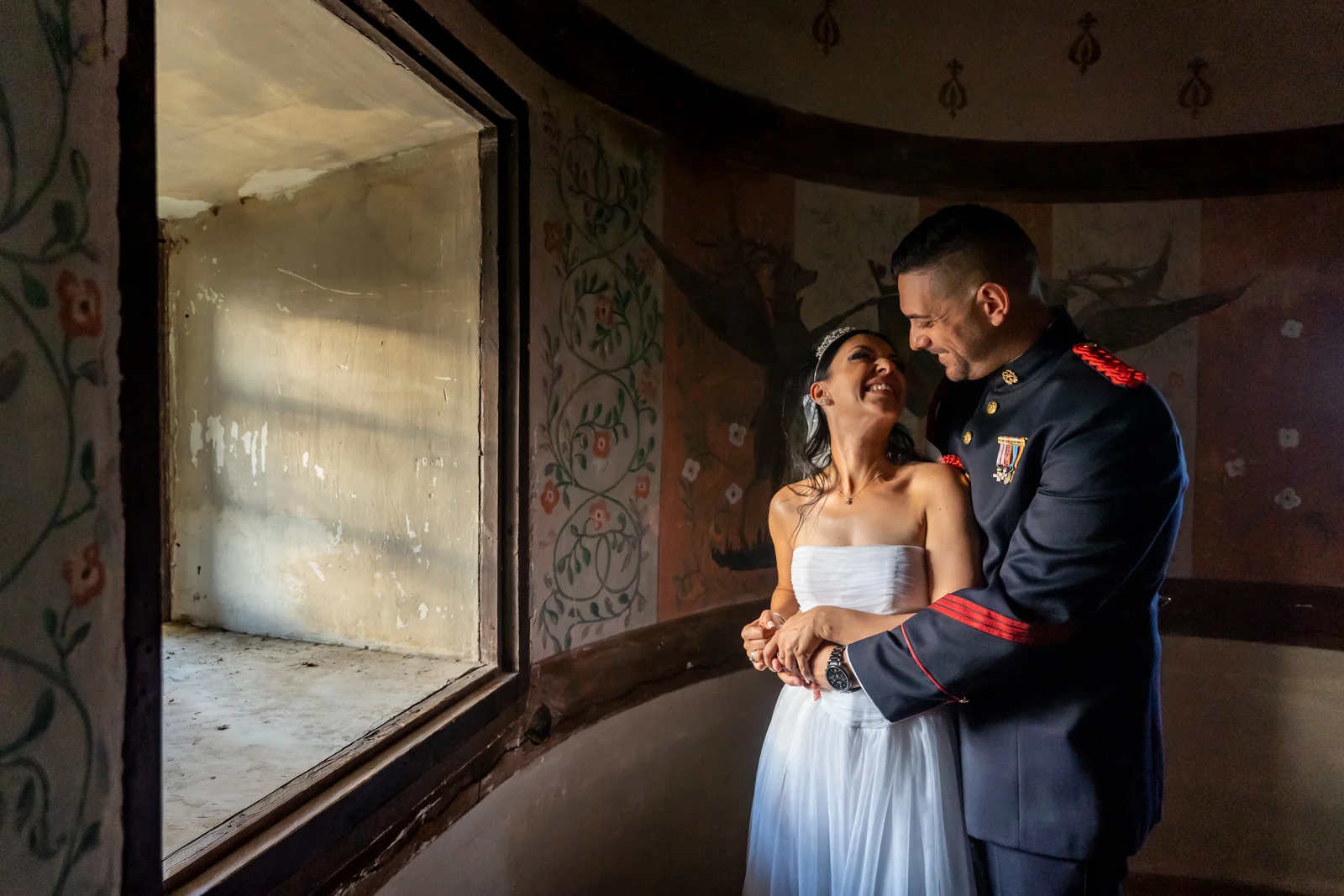 Novios junto a una ventana del Castillo de Guadamur