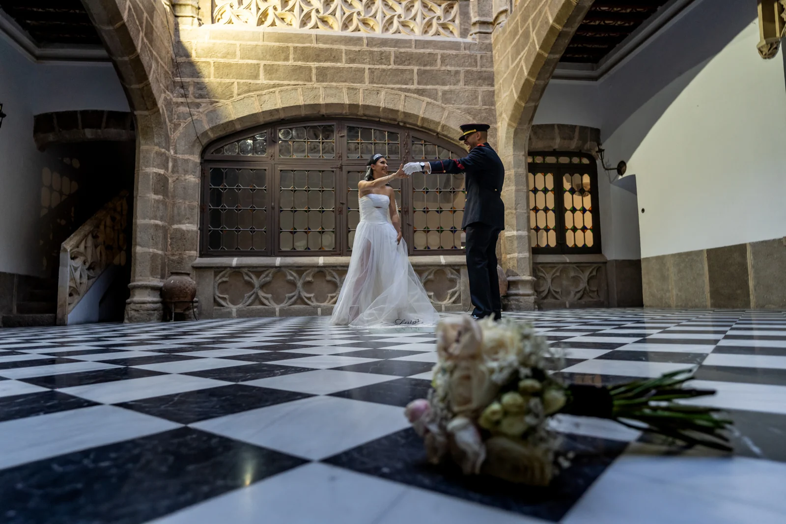 Novios en el patio ajedrezado del Castillo de Guadamur