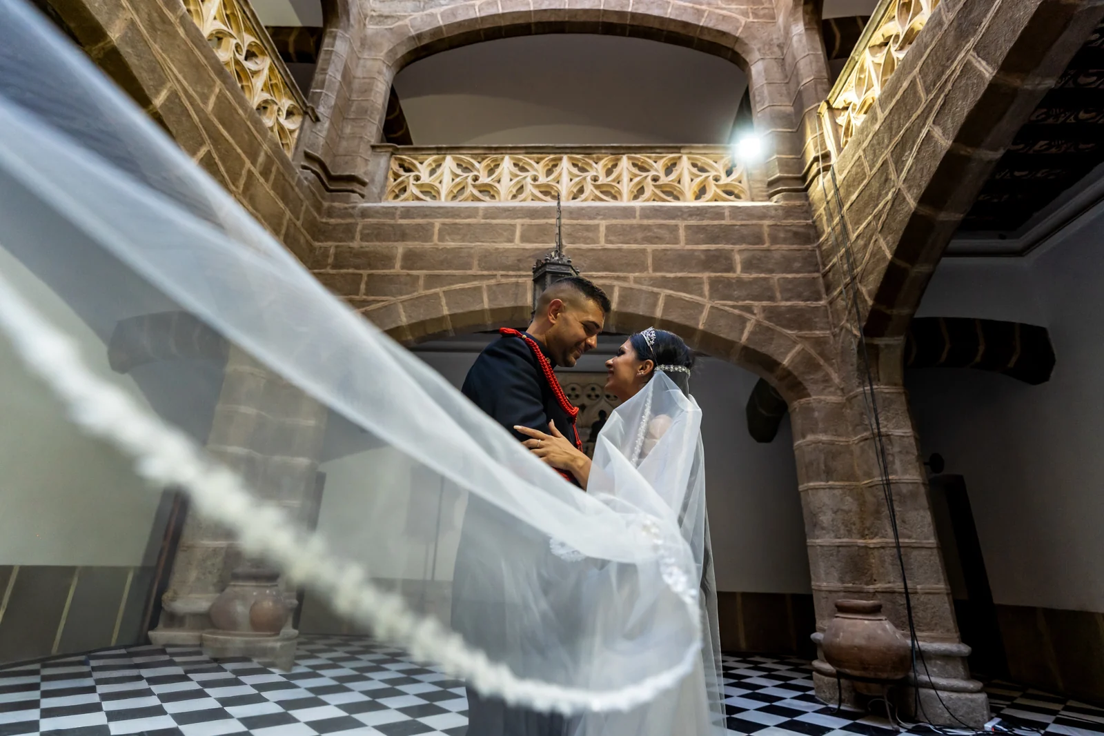 Movimiento del vestido de novia en el patio del castillo