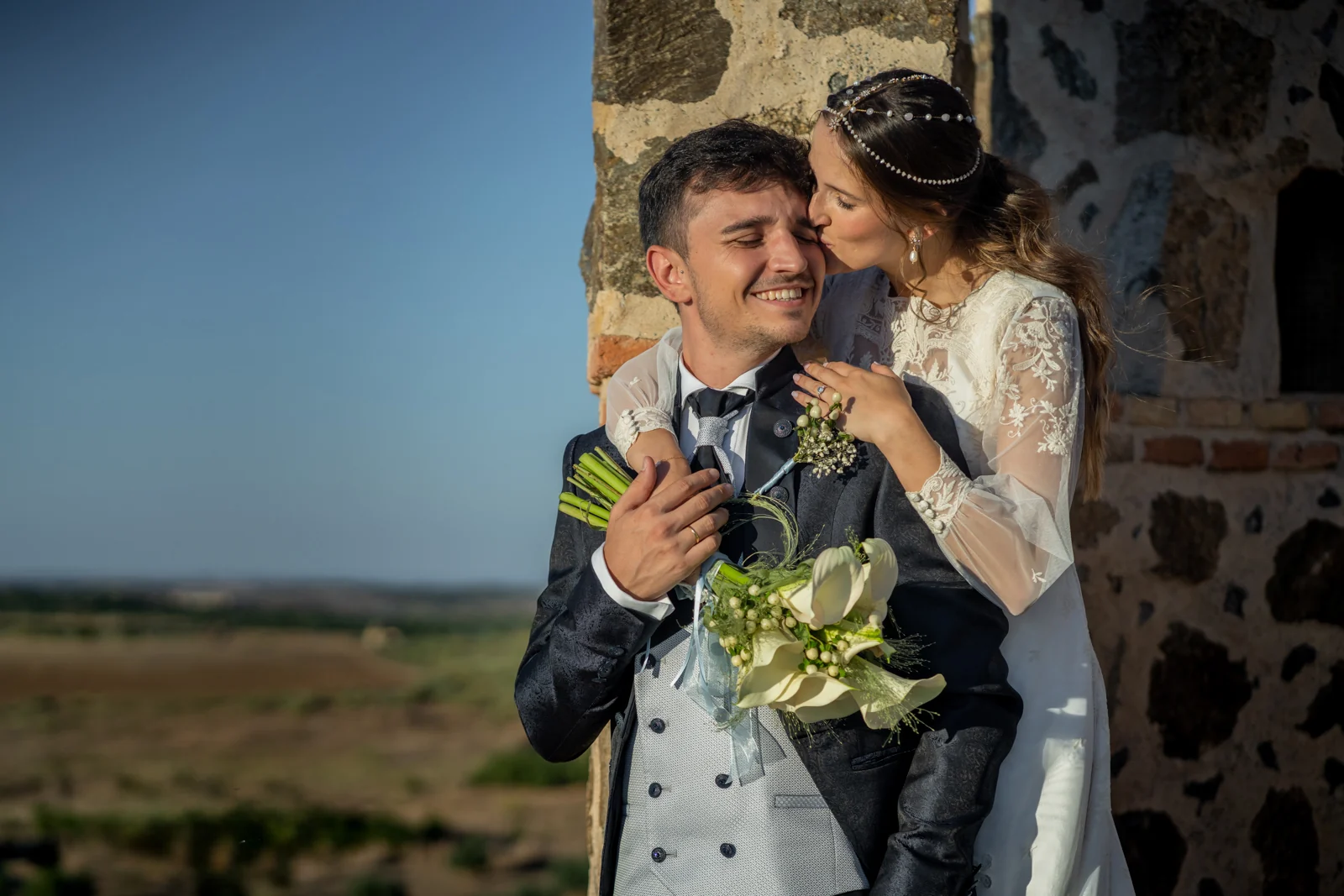 Pareja bajo un arco de piedra en Castillo de Guadamur