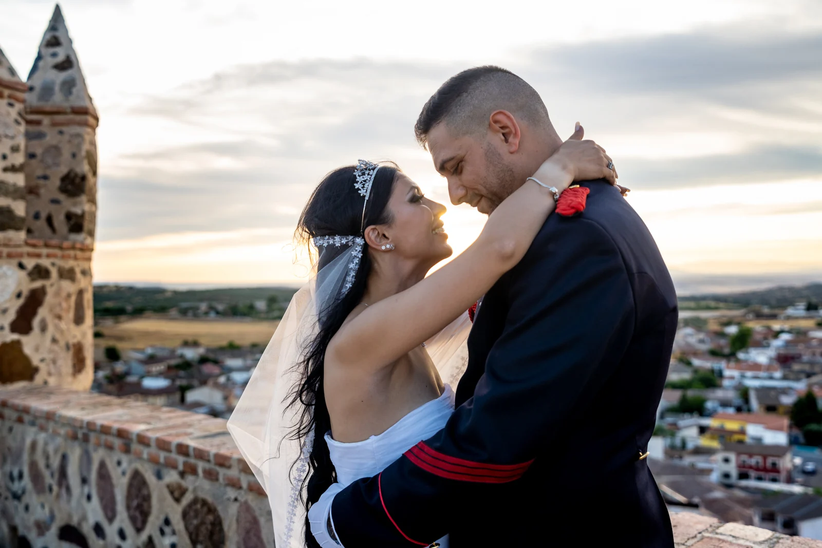 Beso de los novios en el mirador de Guadamur