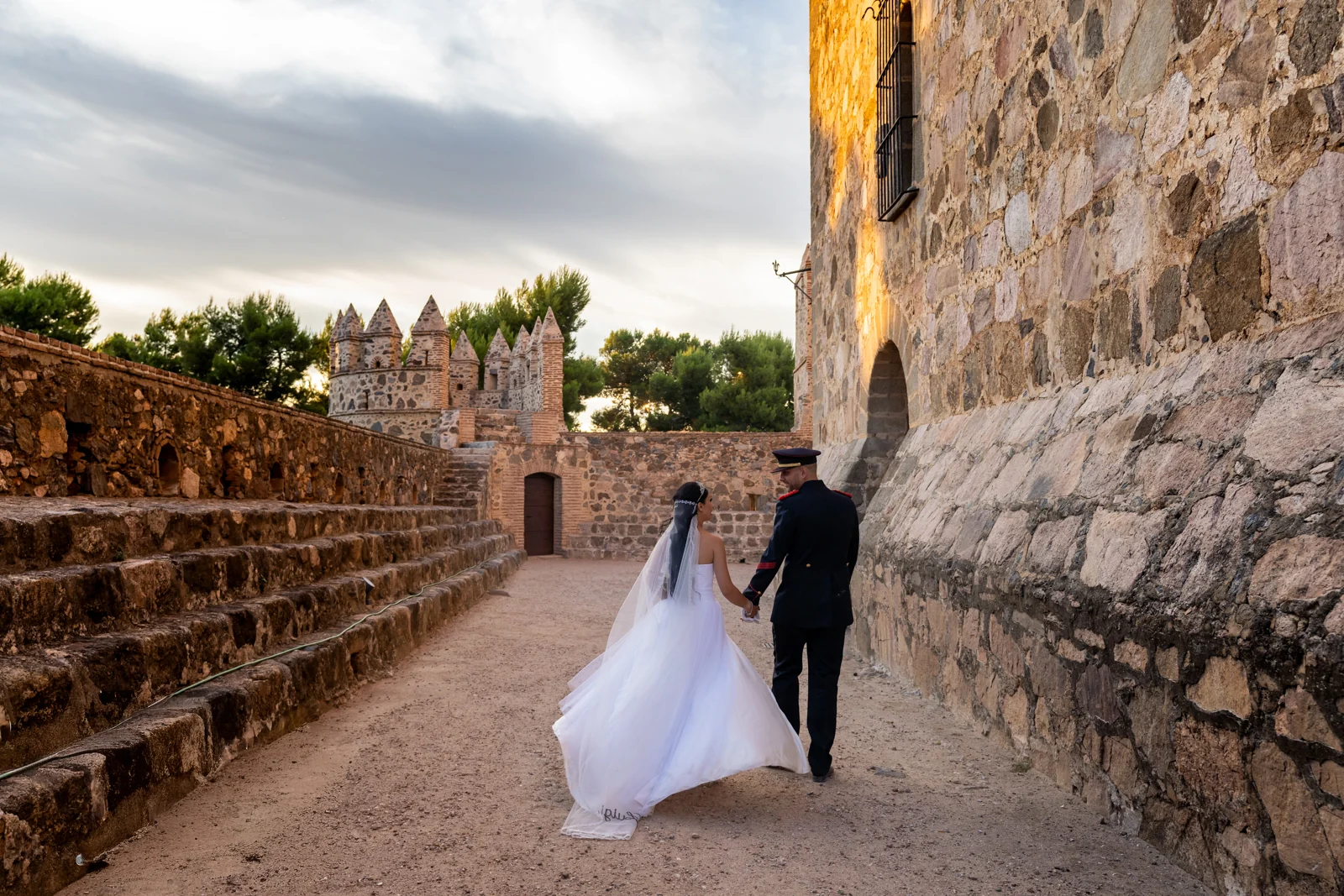Novios paseando por la muralla del Castillo de Guadamur