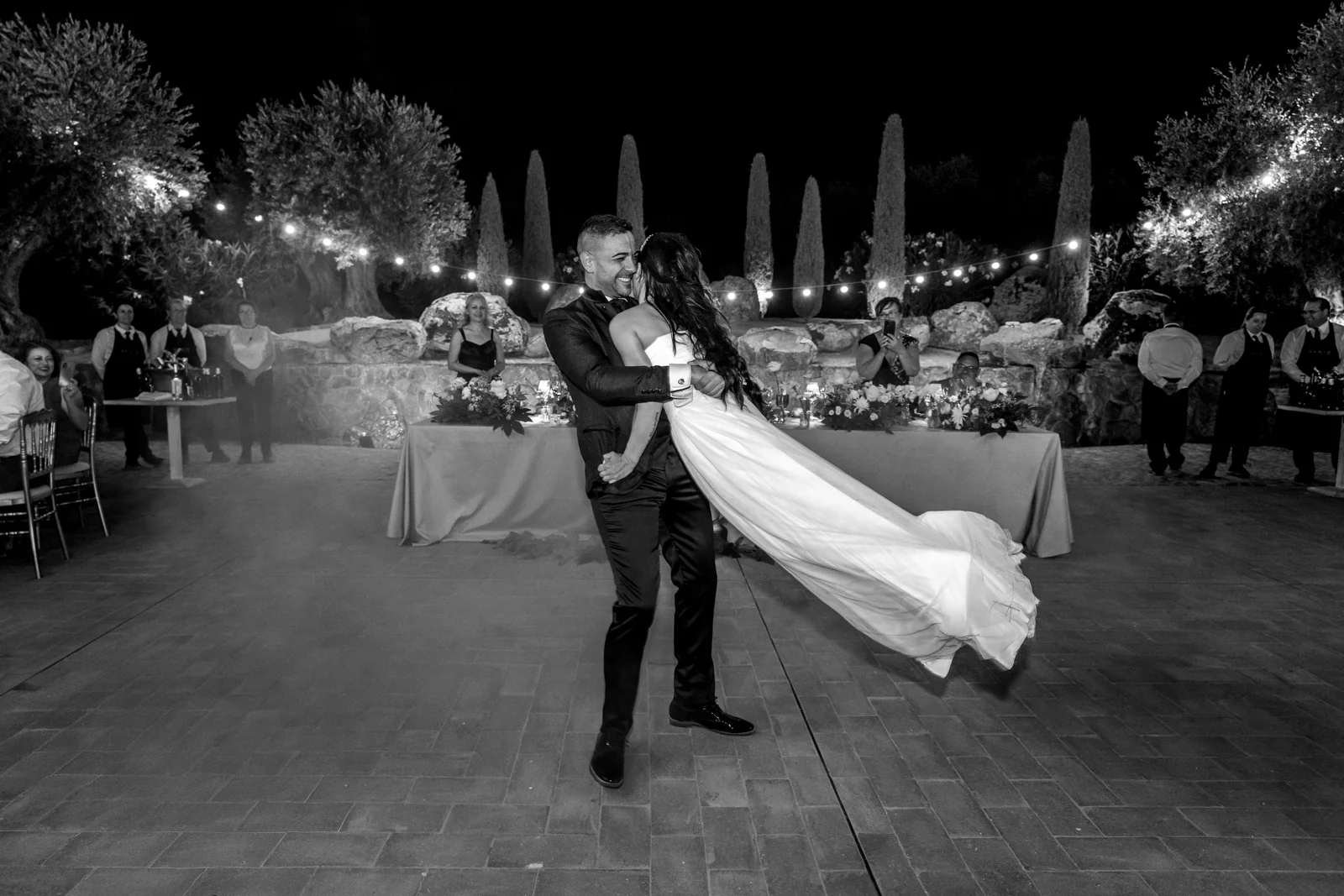 Novio levantando a la novia durante el baile