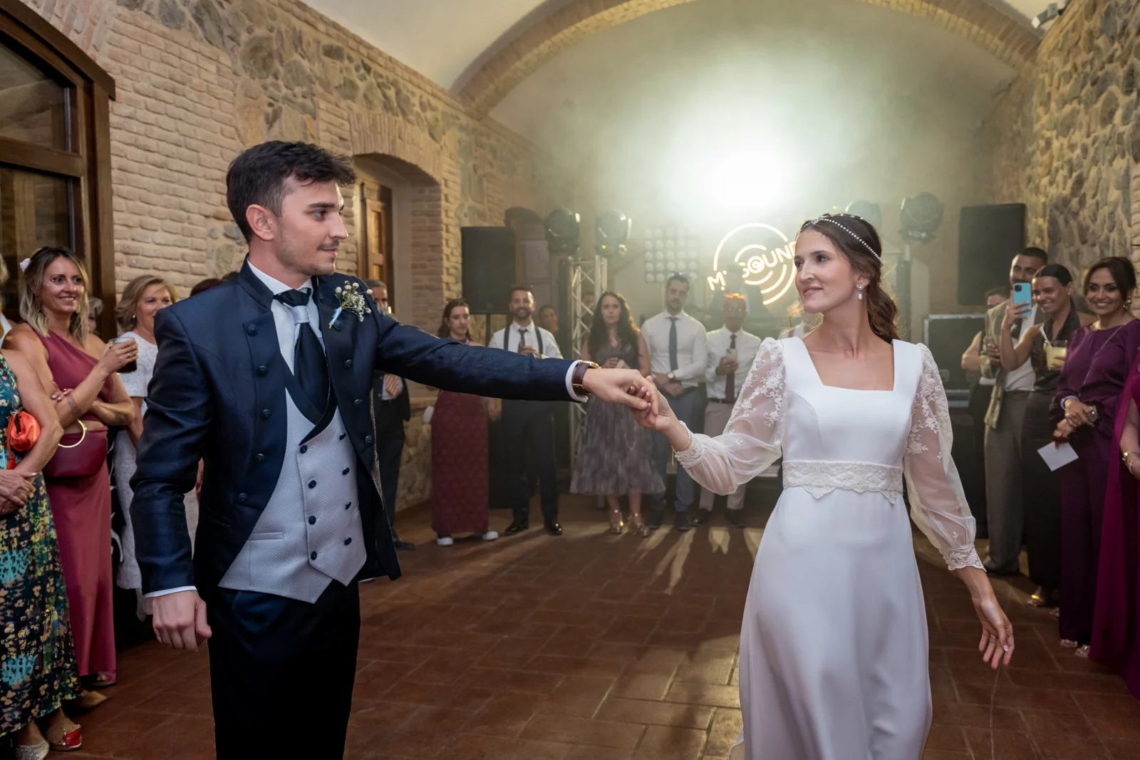 Entrada de los novios a la fiesta en Castillo de Guadamur