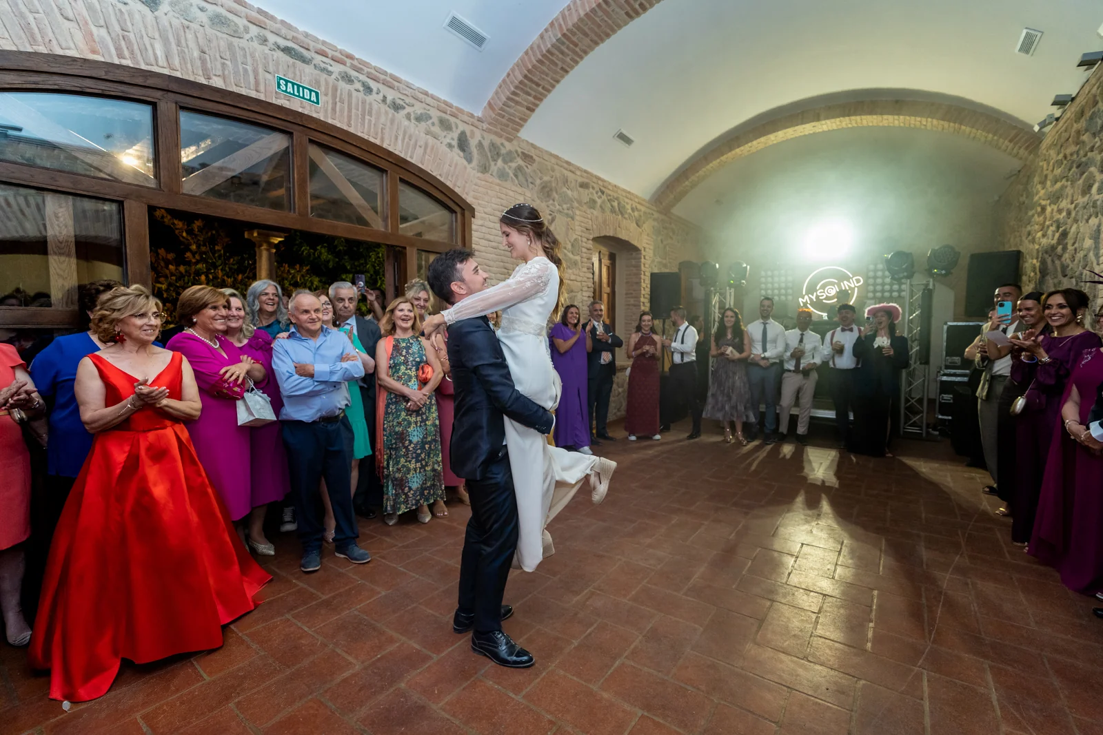 Novios celebrando con sus invitados en Castillo de Guadamur