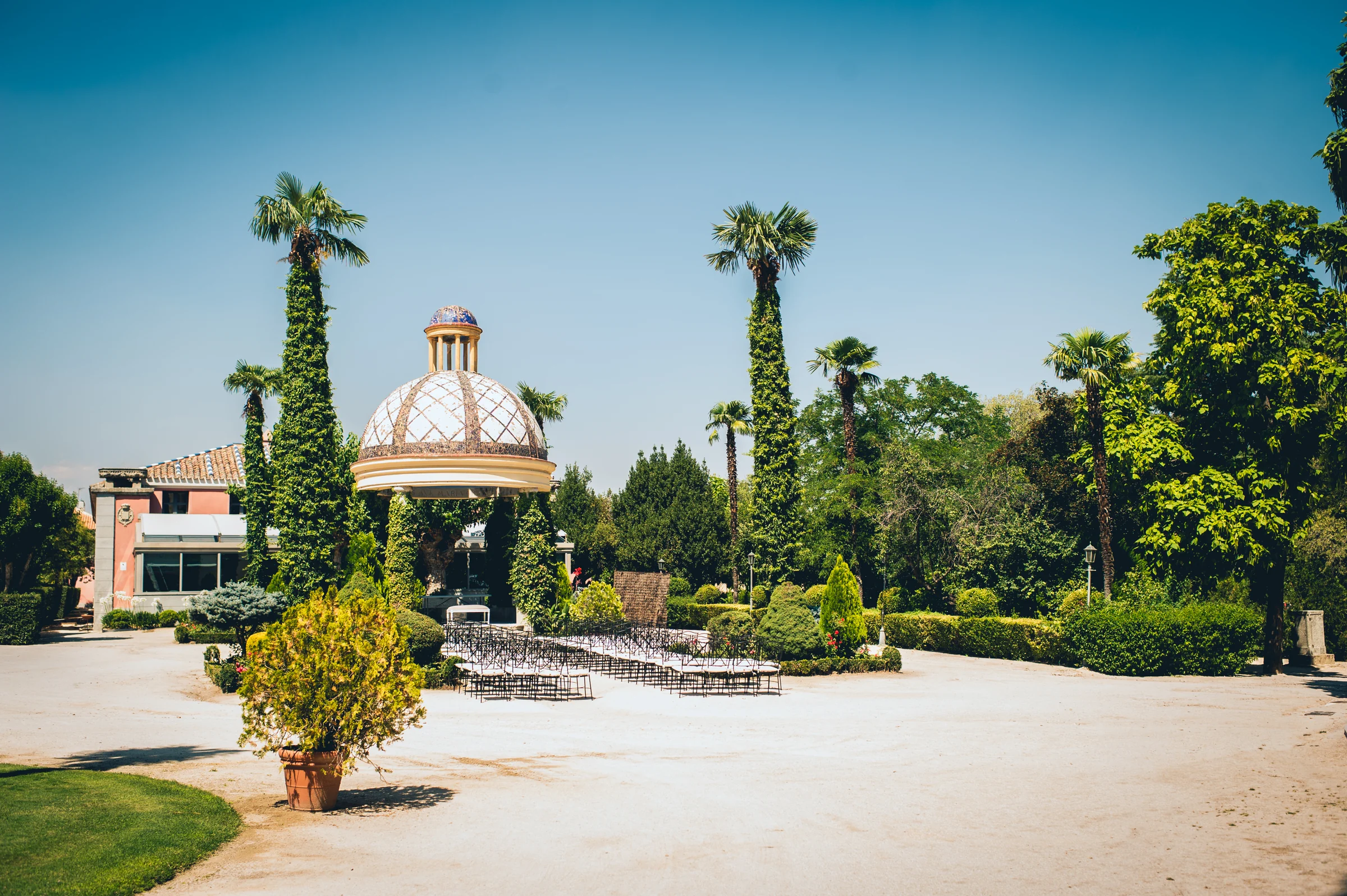 Jardines y templete exterior del castillo de Viñuelas, fotografía de boda en el Castillo de Viñuelas.