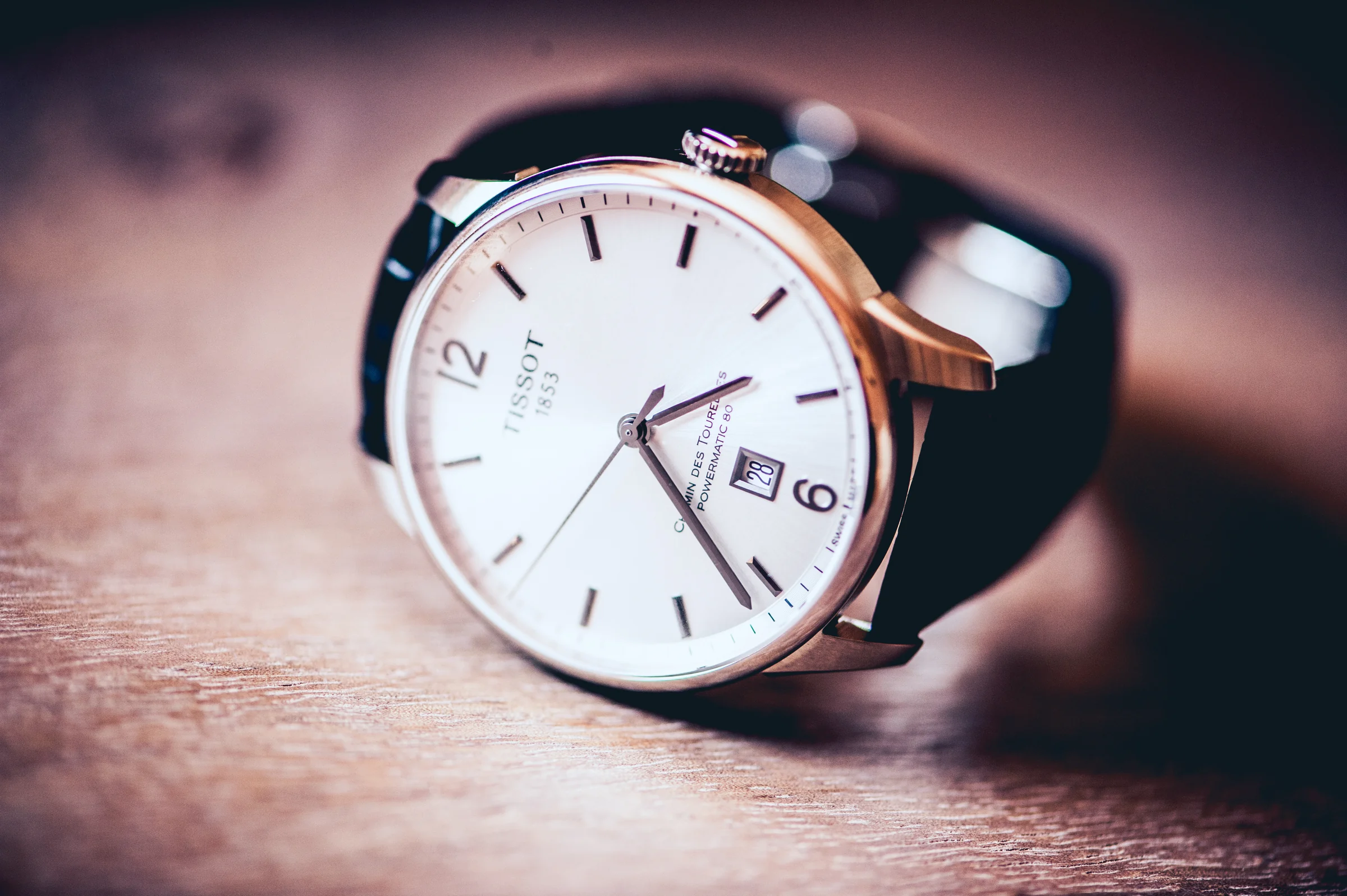 Reloj del novio sobre una mesa durante los preparativos, fotografía de boda en el Castillo de Viñuelas.