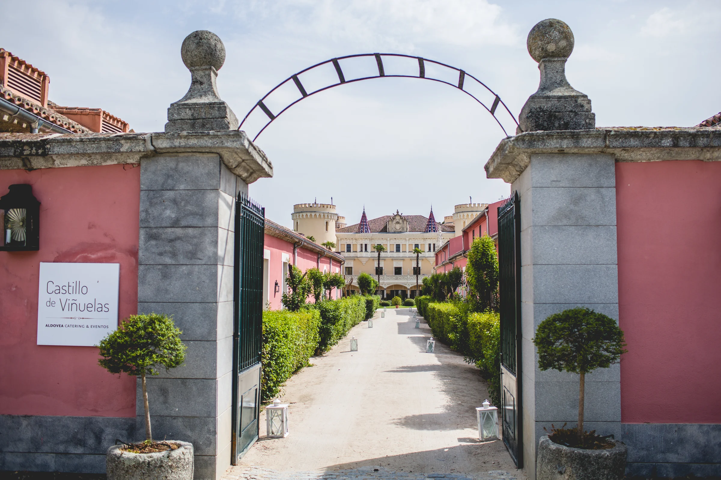 Entrada principal del castillo de Viñuelas, fotografía de boda en el Castillo de Viñuelas.