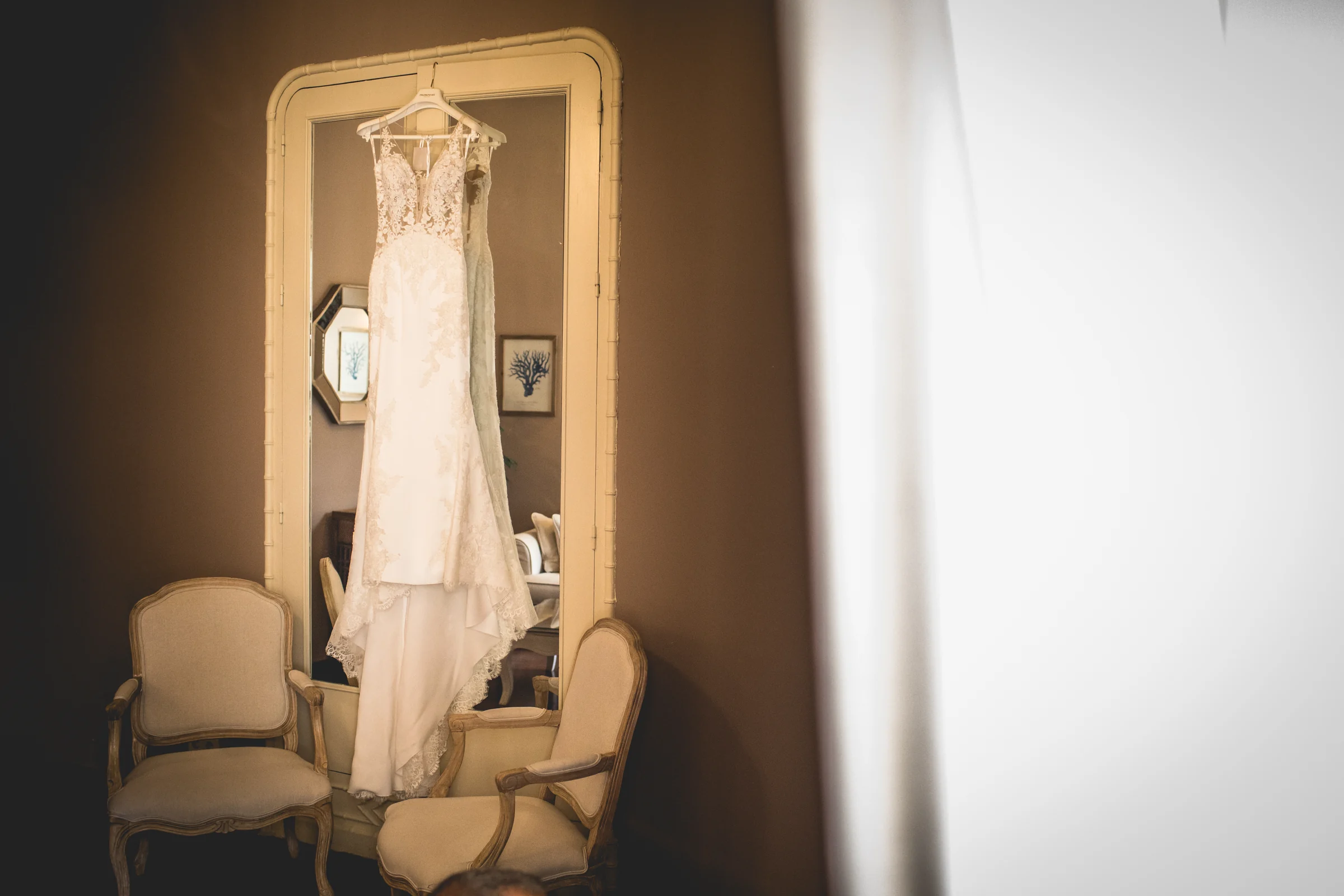 Vestido de novia colgado en una habitacion del castillo, fotografía de boda en el Castillo de Viñuelas.