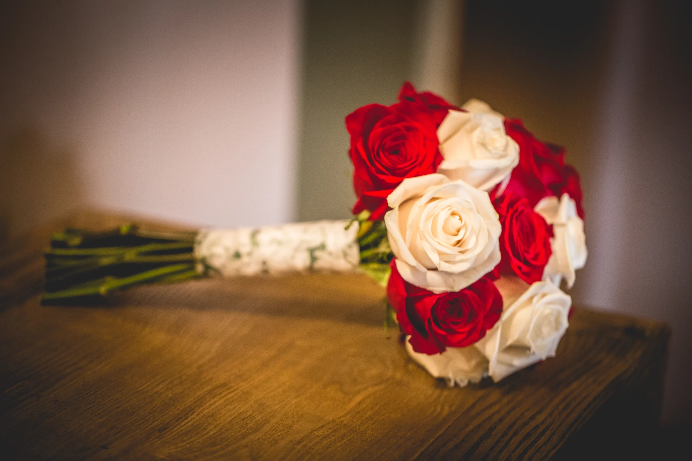 Ramo de novia de rosas rojas y blancas, fotografía de boda en el Castillo de Viñuelas.