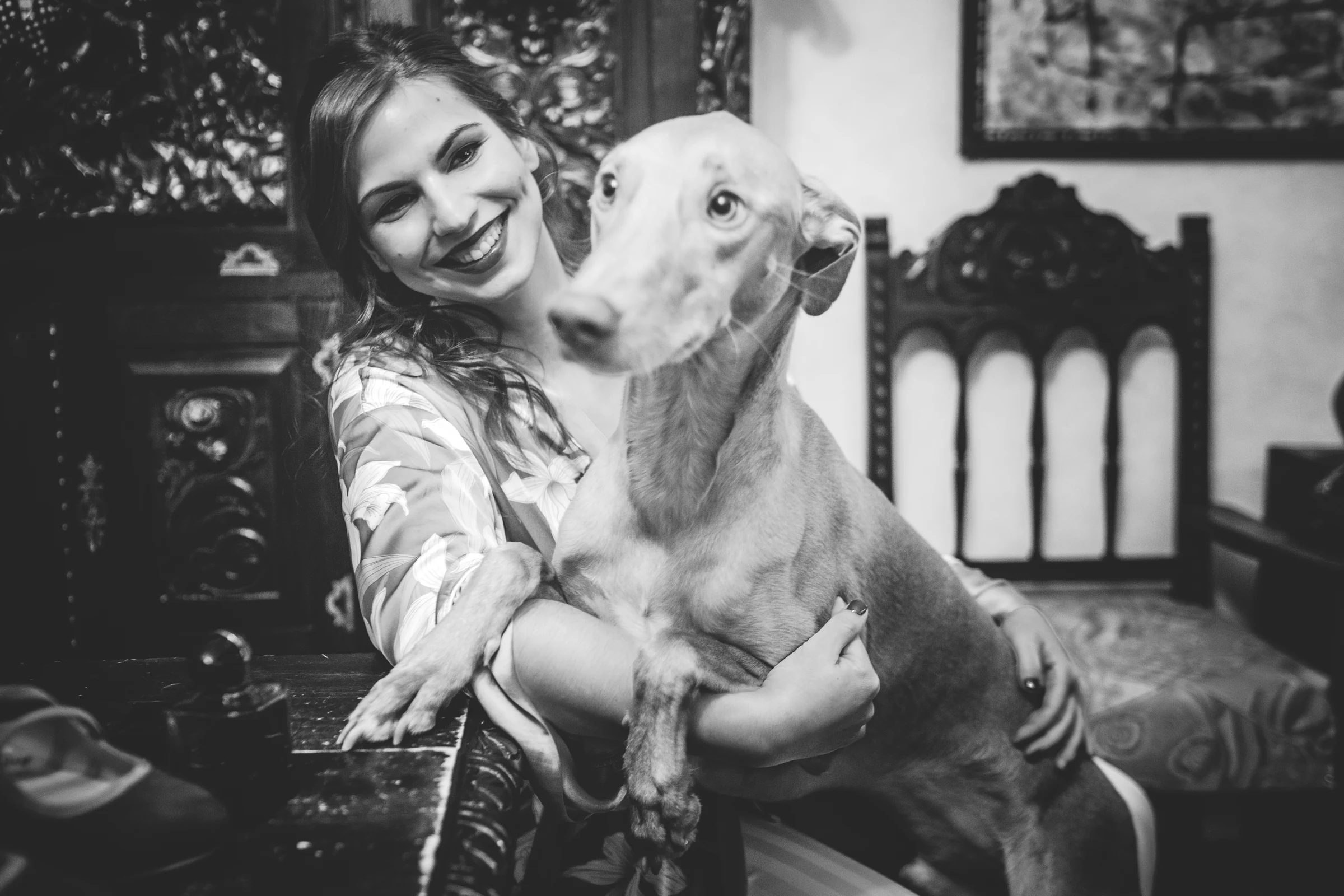 Novia abrazando a su perro durante los preparativos, fotografía de boda en el Castillo de Viñuelas.