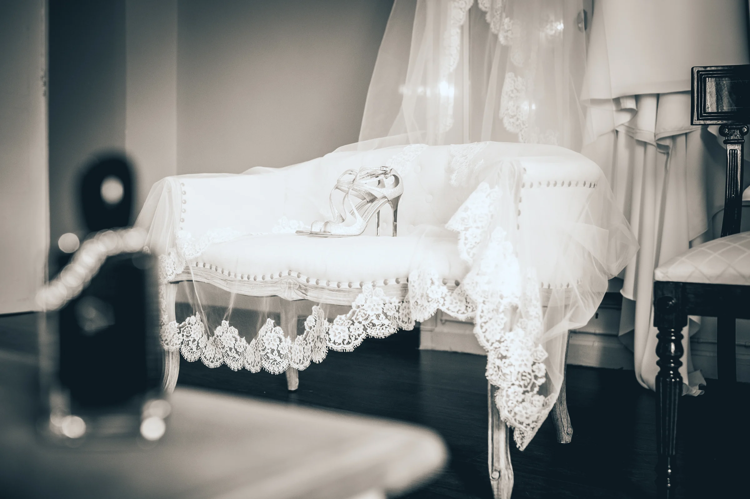 Detalle de los zapatos de novia y el vestido, fotografía de boda en el Castillo de Viñuelas.