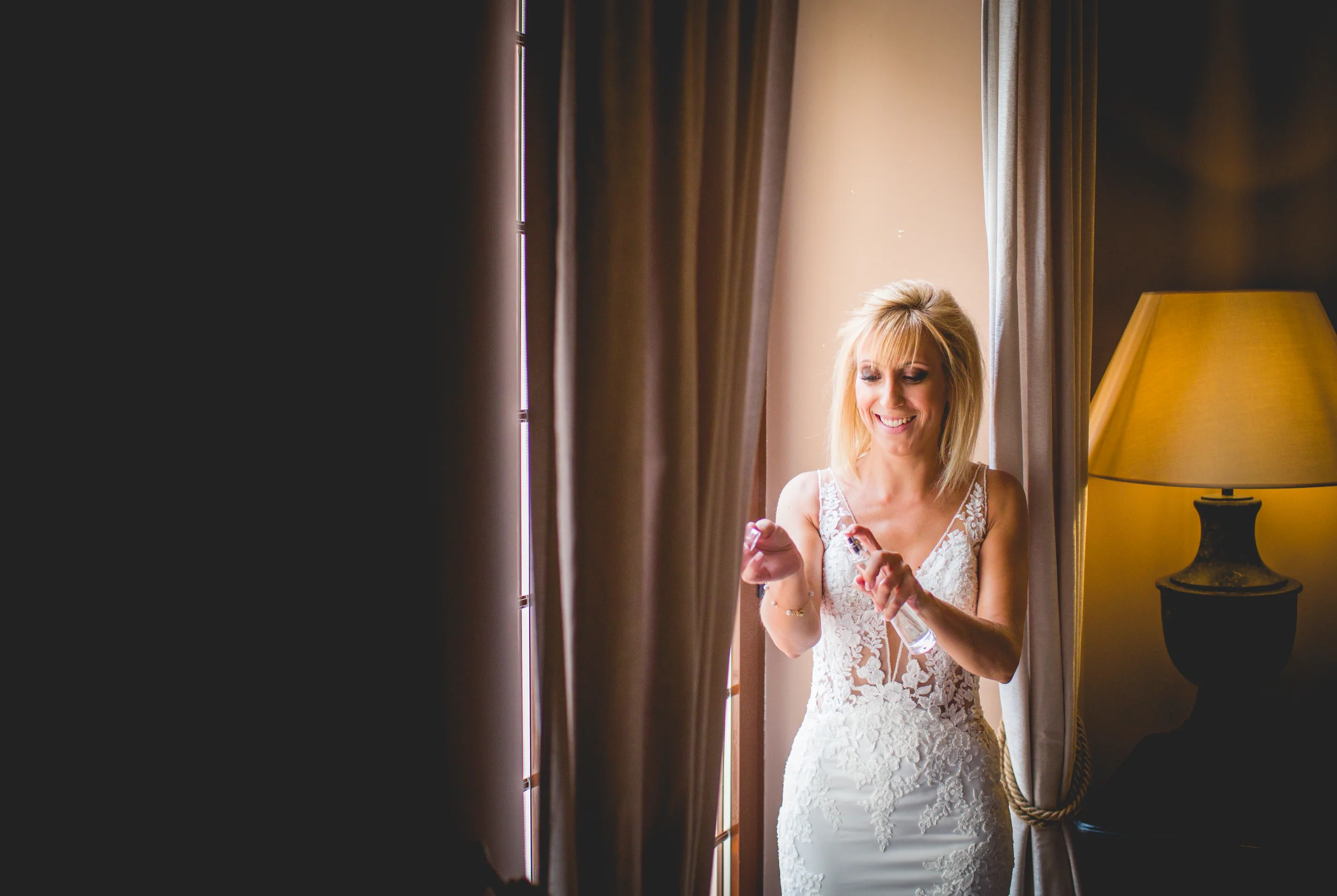 Novia junto a la ventana durante los preparativos, fotografía de boda en el Castillo de Viñuelas.