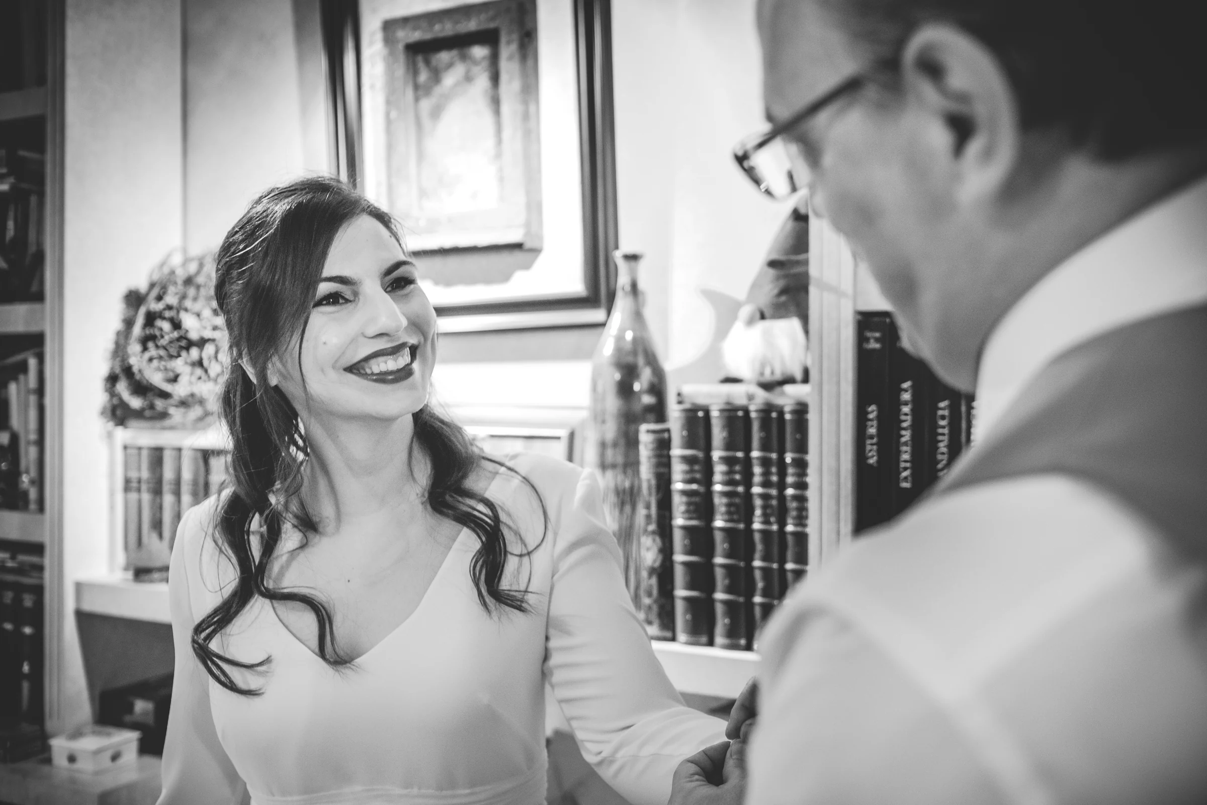 Novia sonriendo a un familiar durante los preparativos, fotografía de boda en el Castillo de Viñuelas.