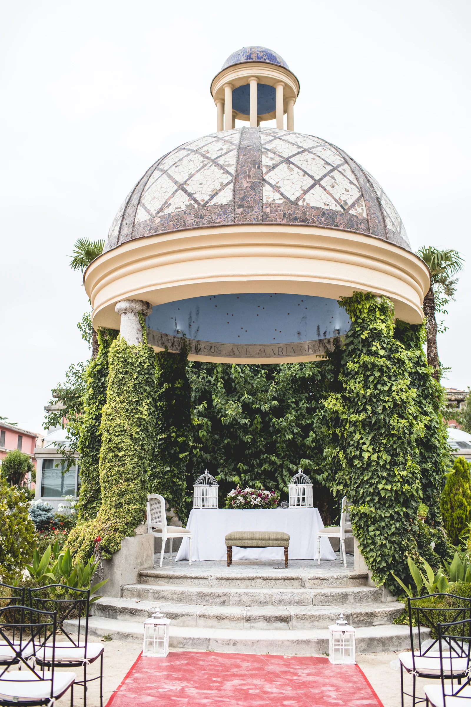 Templete del castillo de Viñuelas preparado para la ceremonia, fotografía de boda en el Castillo de Viñuelas.