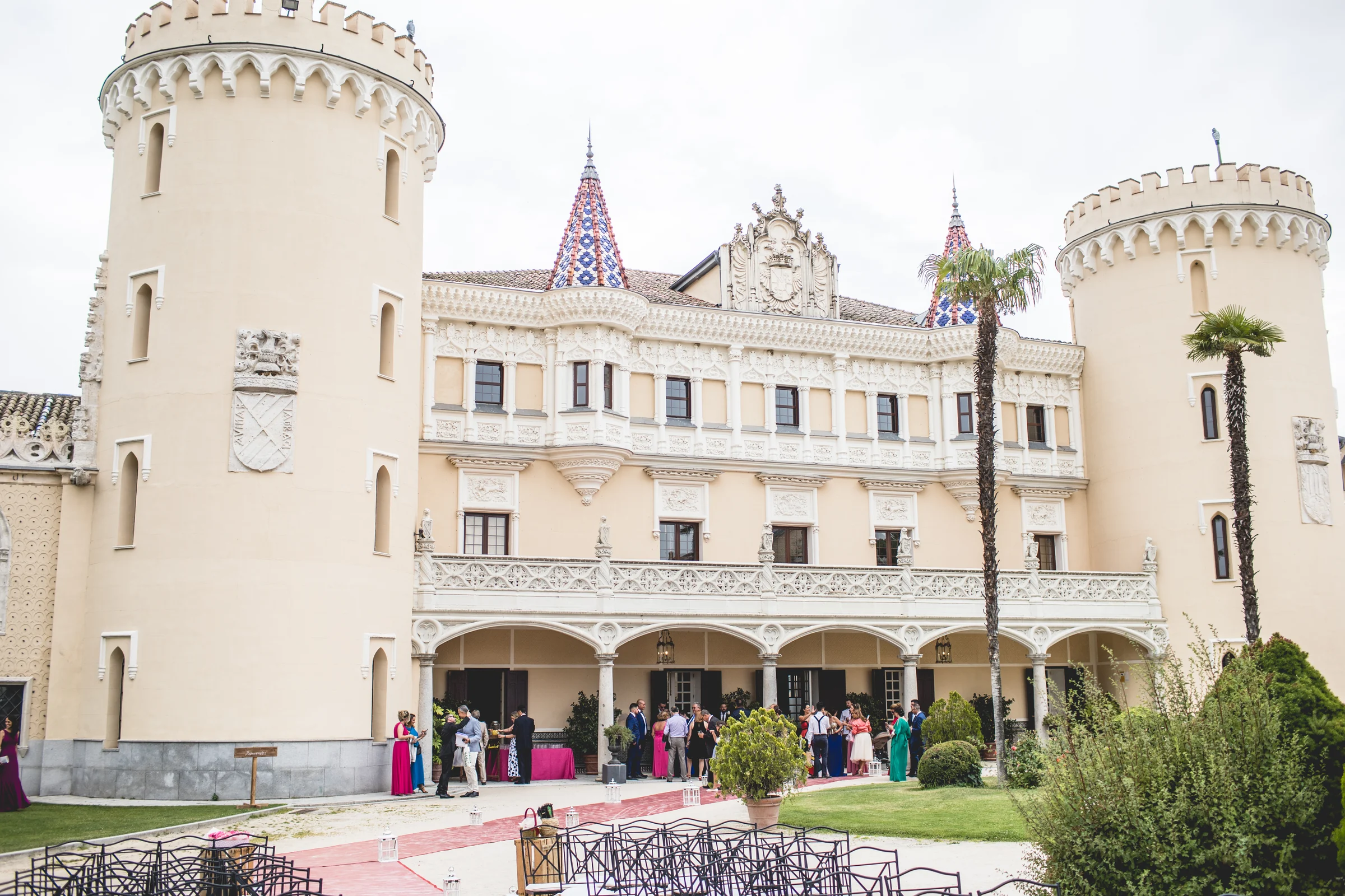 Fachada principal y torres del castillo de Viñuelas, fotografía de boda en el Castillo de Viñuelas.