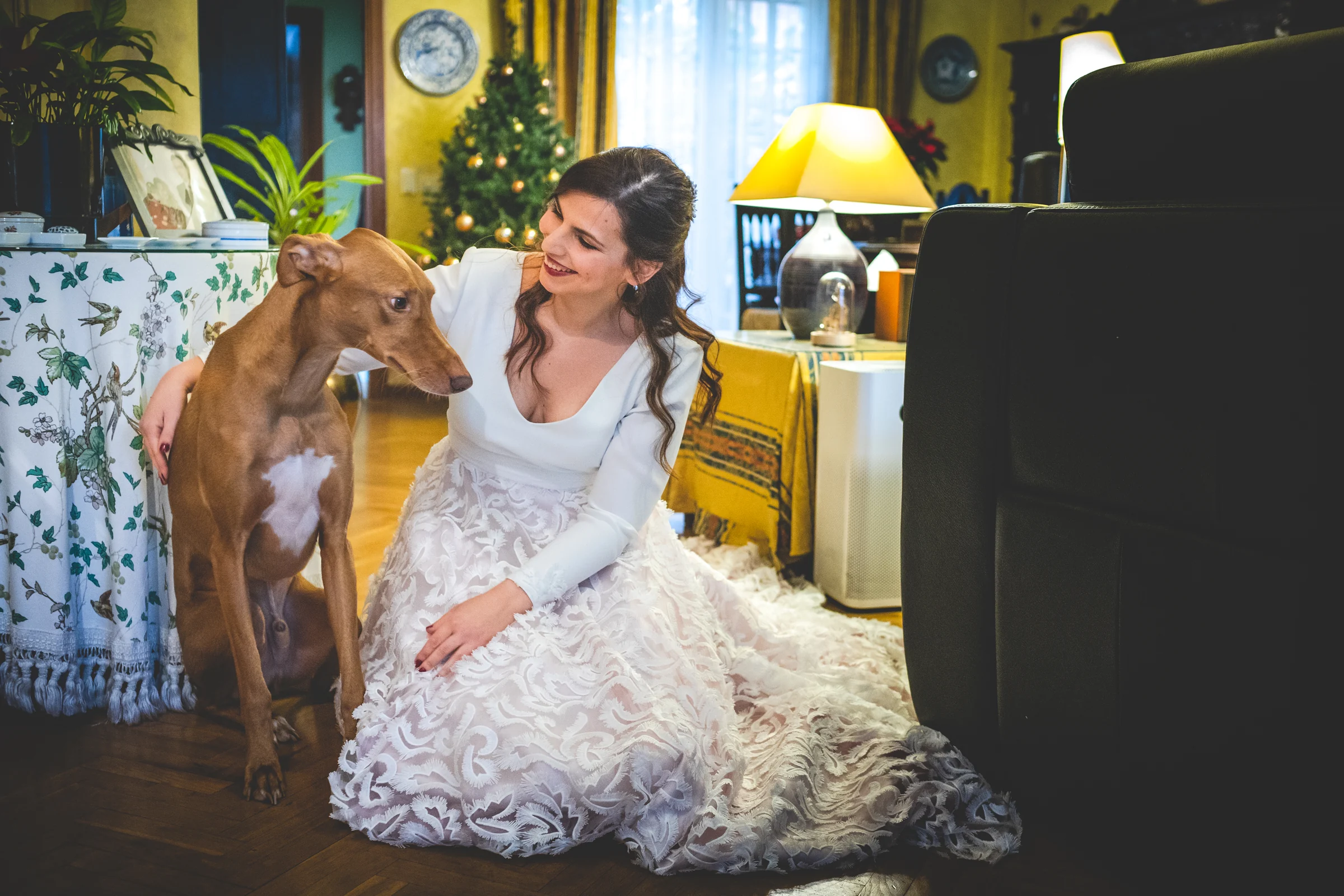 Novia sentada con su perro antes de la ceremonia, fotografía de boda en el Castillo de Viñuelas.