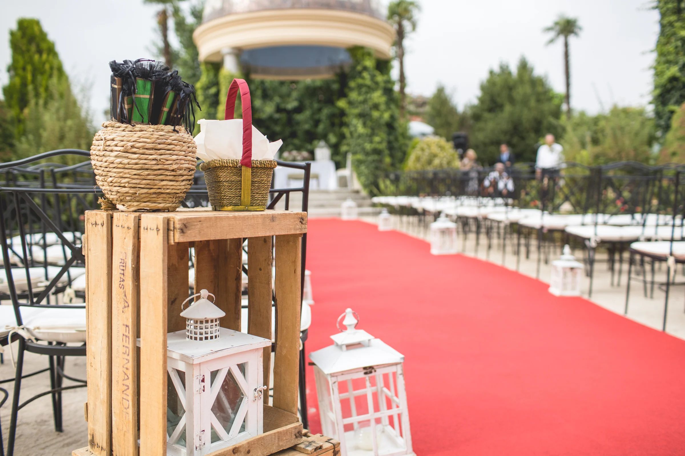 Decoración de faroles y alfombra roja para la ceremonia, fotografía de boda en el Castillo de Viñuelas.