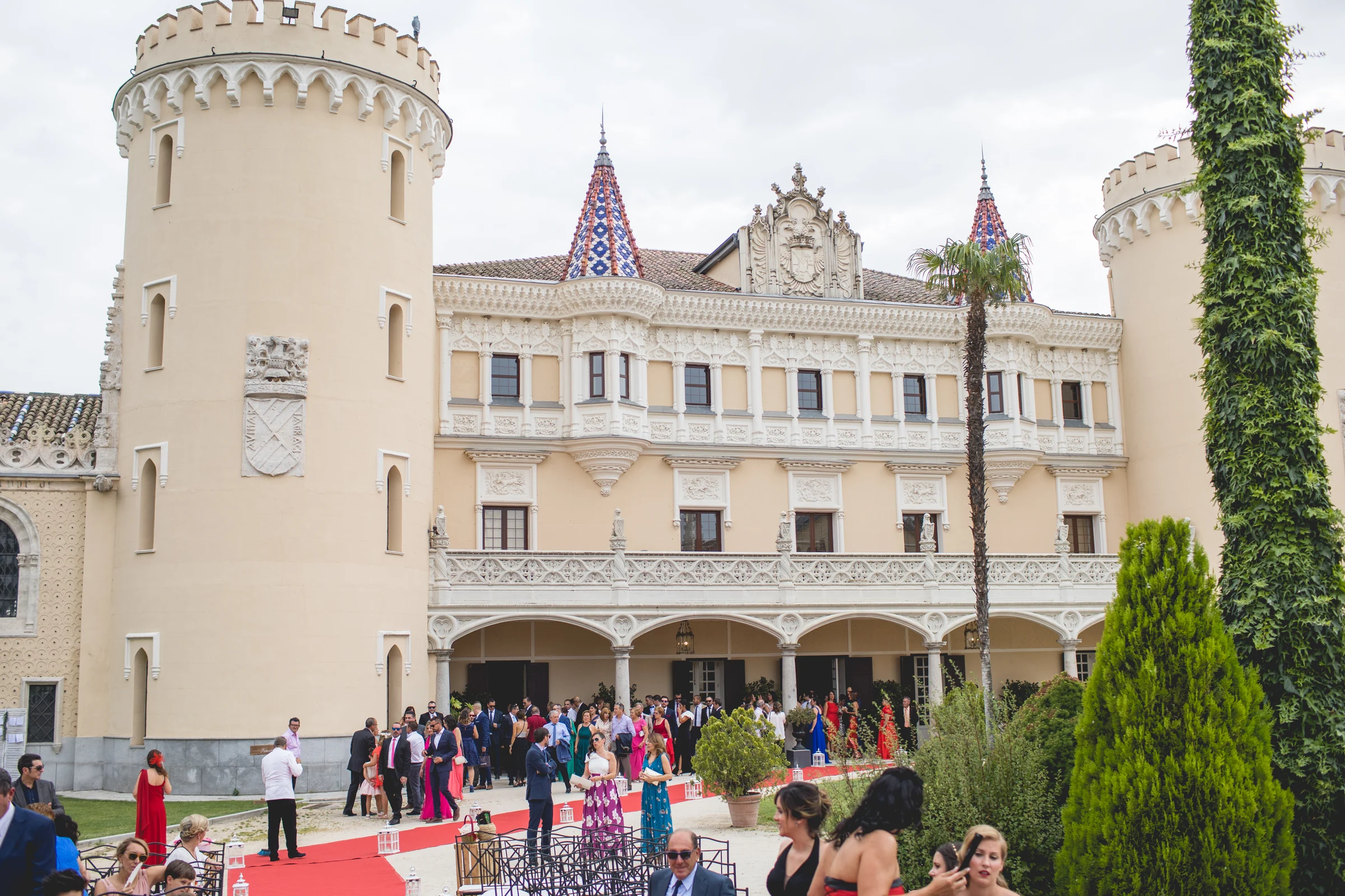 Fachada del castillo con invitados en la ceremonia, fotografía de boda en el Castillo de Viñuelas.