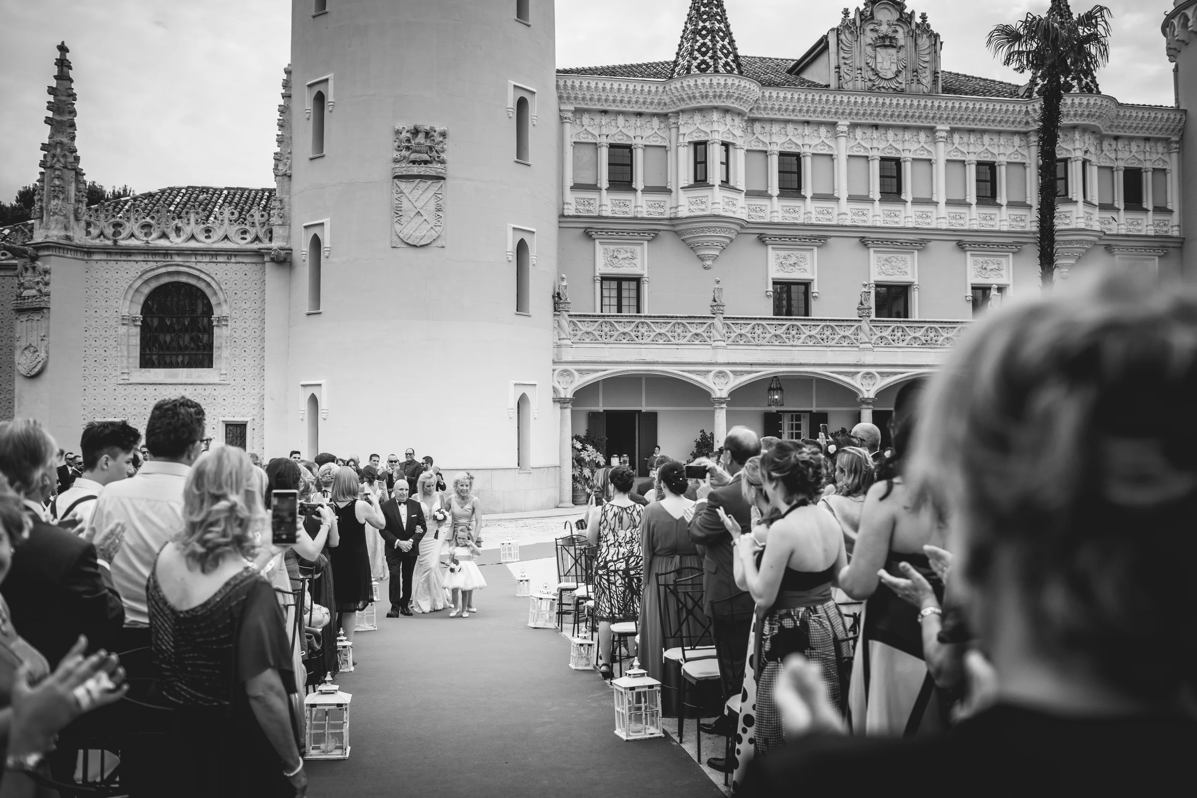 Invitados contemplando la ceremonia frente al castillo, fotografía de boda en el Castillo de Viñuelas.