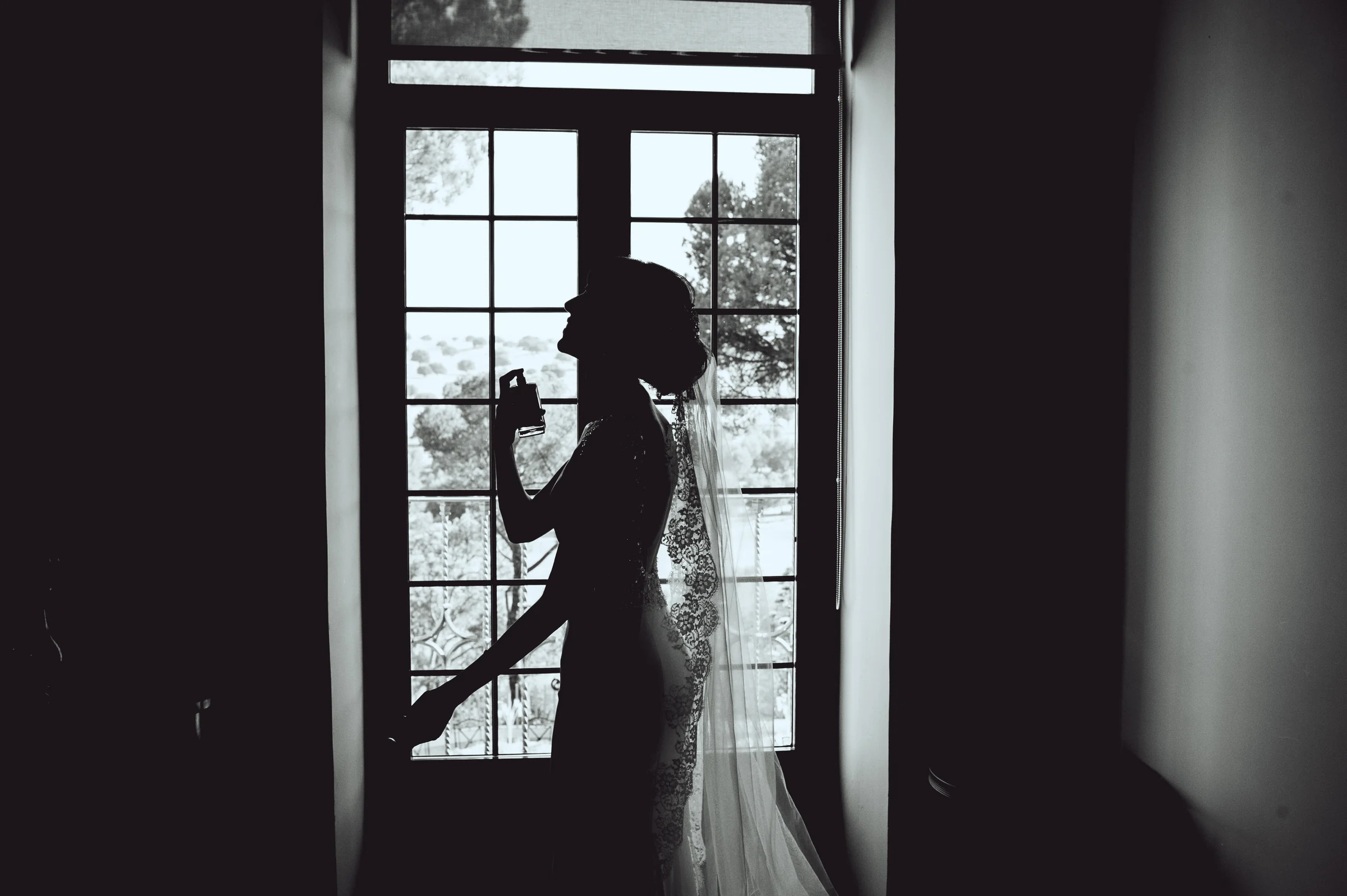 Silueta de la novia antes de salir hacia la ceremonia, fotografía de boda en el Castillo de Viñuelas.