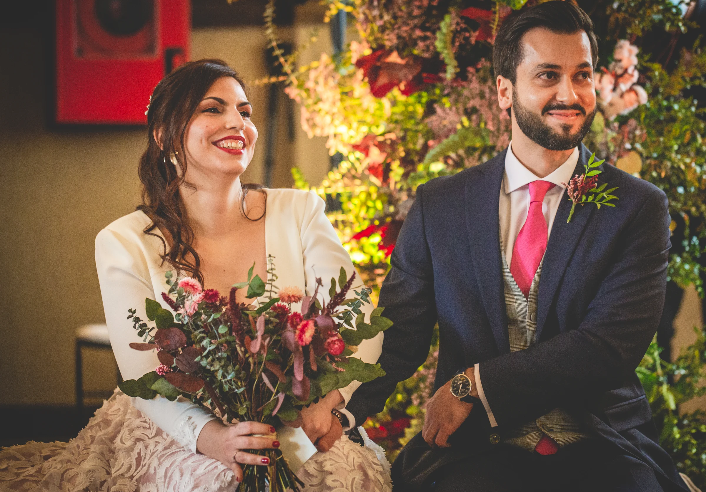 Novios sonriendo juntos durante la ceremonia civil, fotografía de boda en el Castillo de Viñuelas.