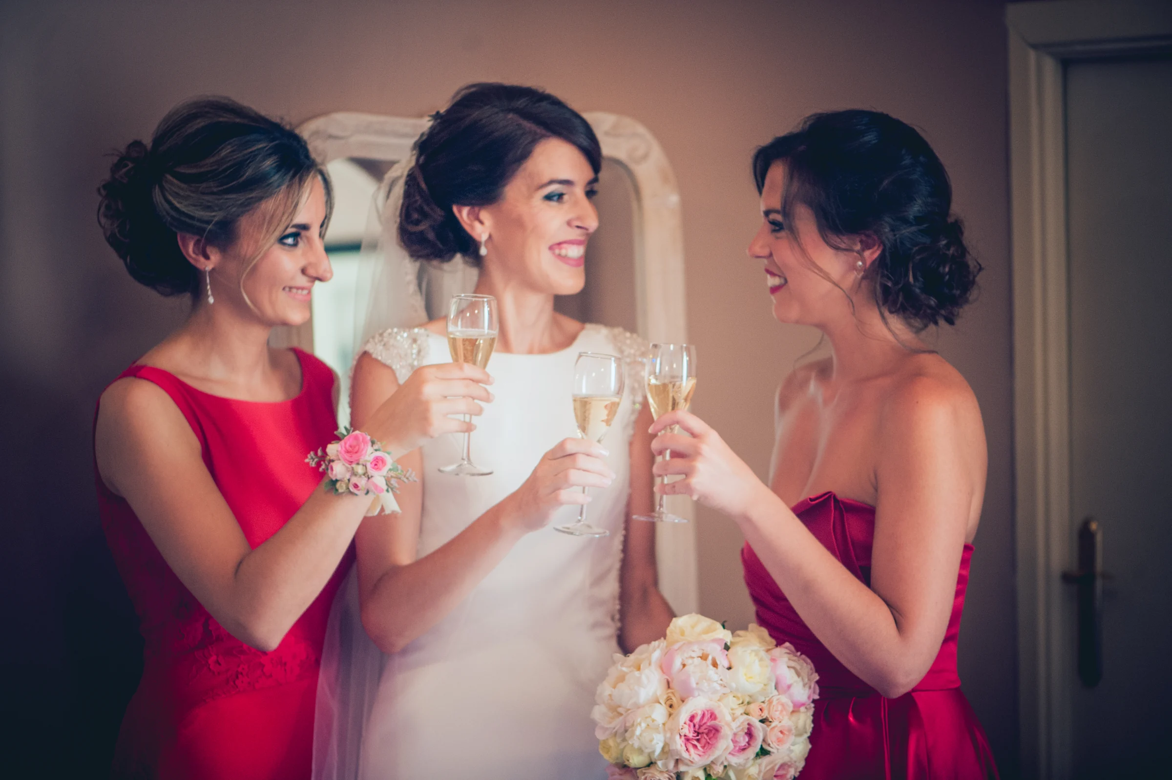 Novia brindando con sus damas de honor, fotografía de boda en el Castillo de Viñuelas.