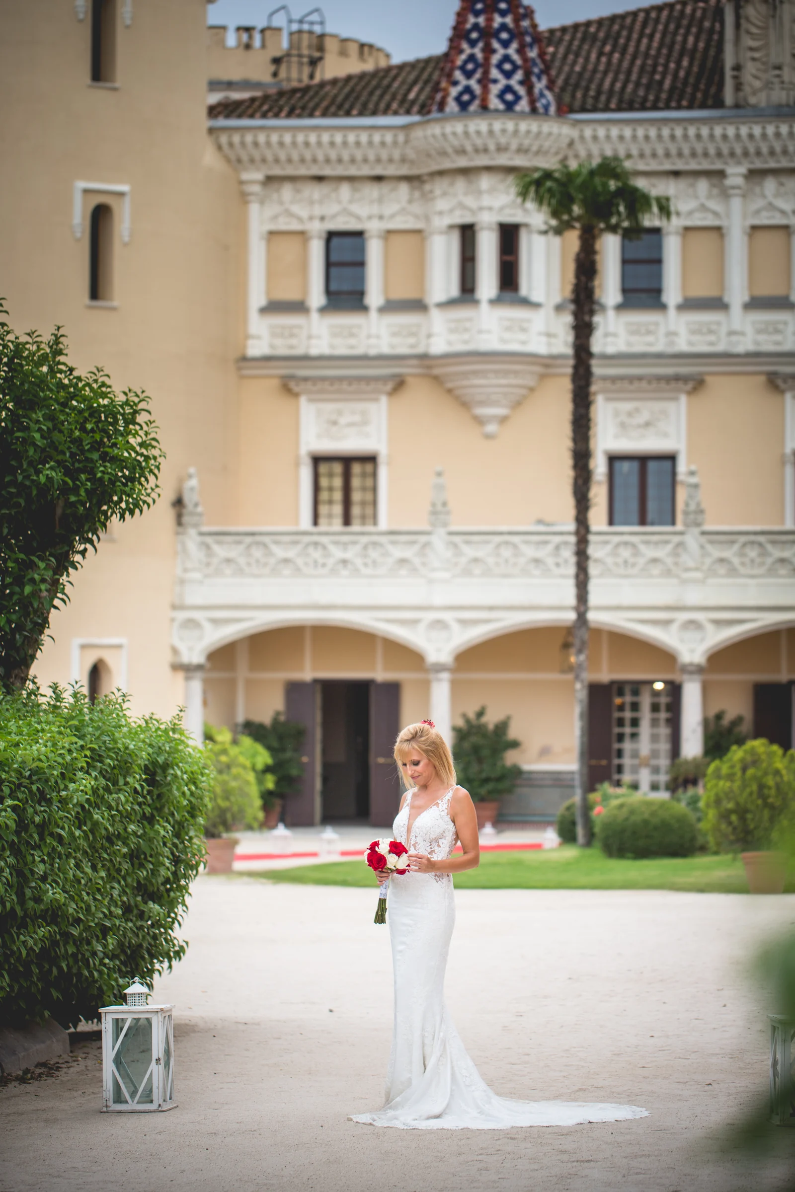 Novia posando sola frente a la fachada del castillo, fotografía de boda en el Castillo de Viñuelas.