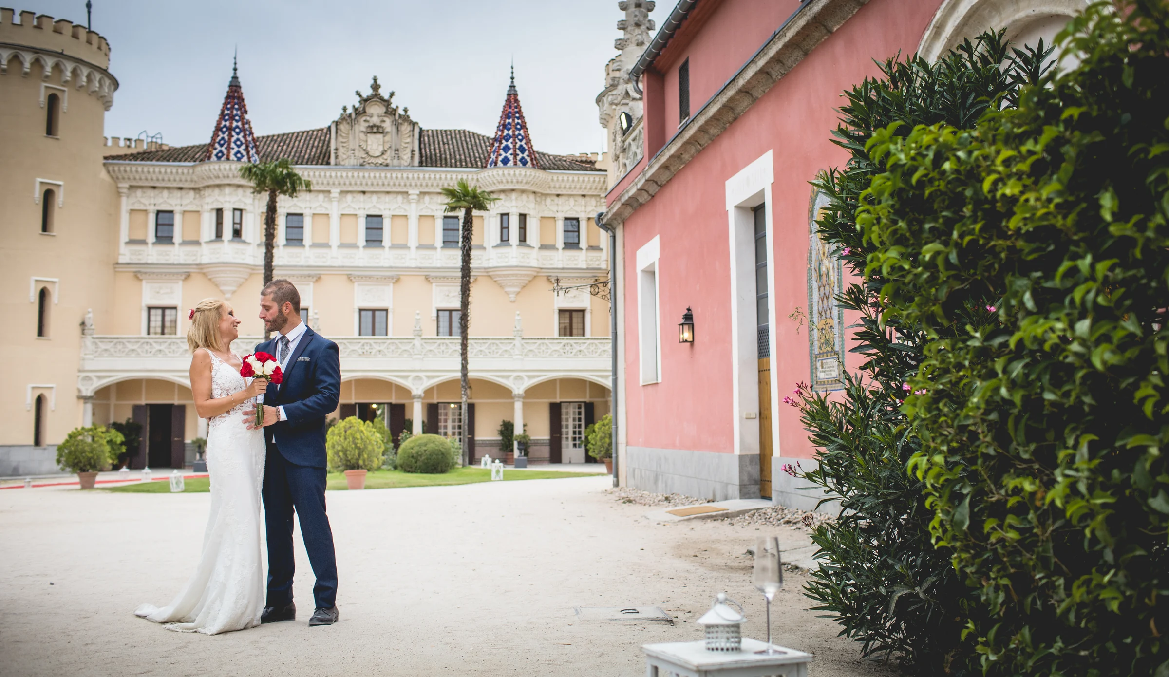 Novios posando frente a la fachada del castillo de Viñuelas, fotografía de boda en el Castillo de Viñuelas.