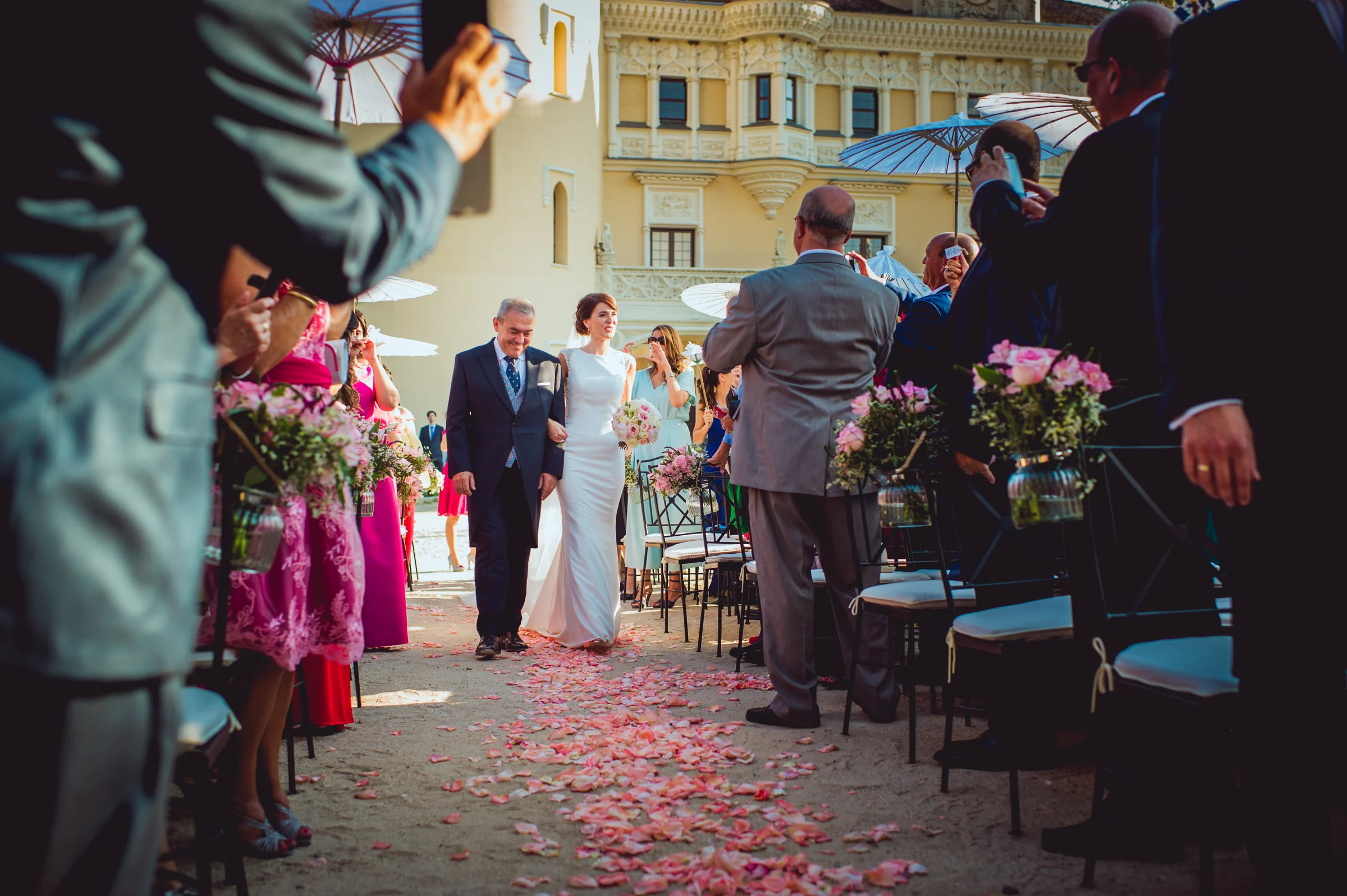 Novia llegando al altar entre los invitados, fotografía de boda en el Castillo de Viñuelas.