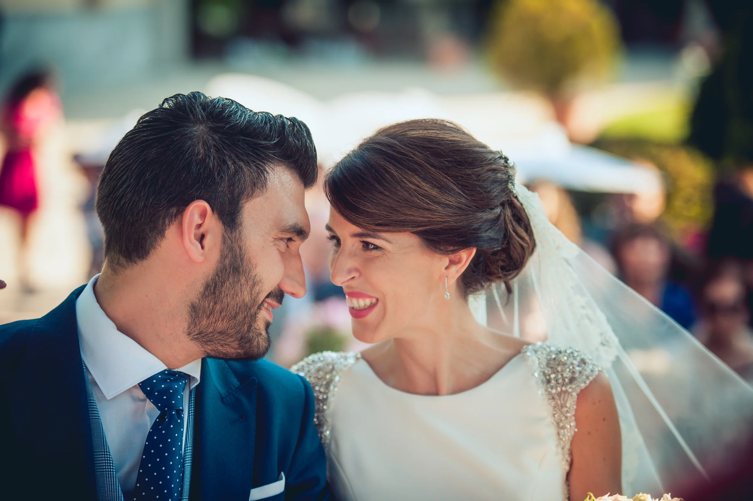Retrato cercano de los novios sonriendo, fotografía de boda en el Castillo de Viñuelas.