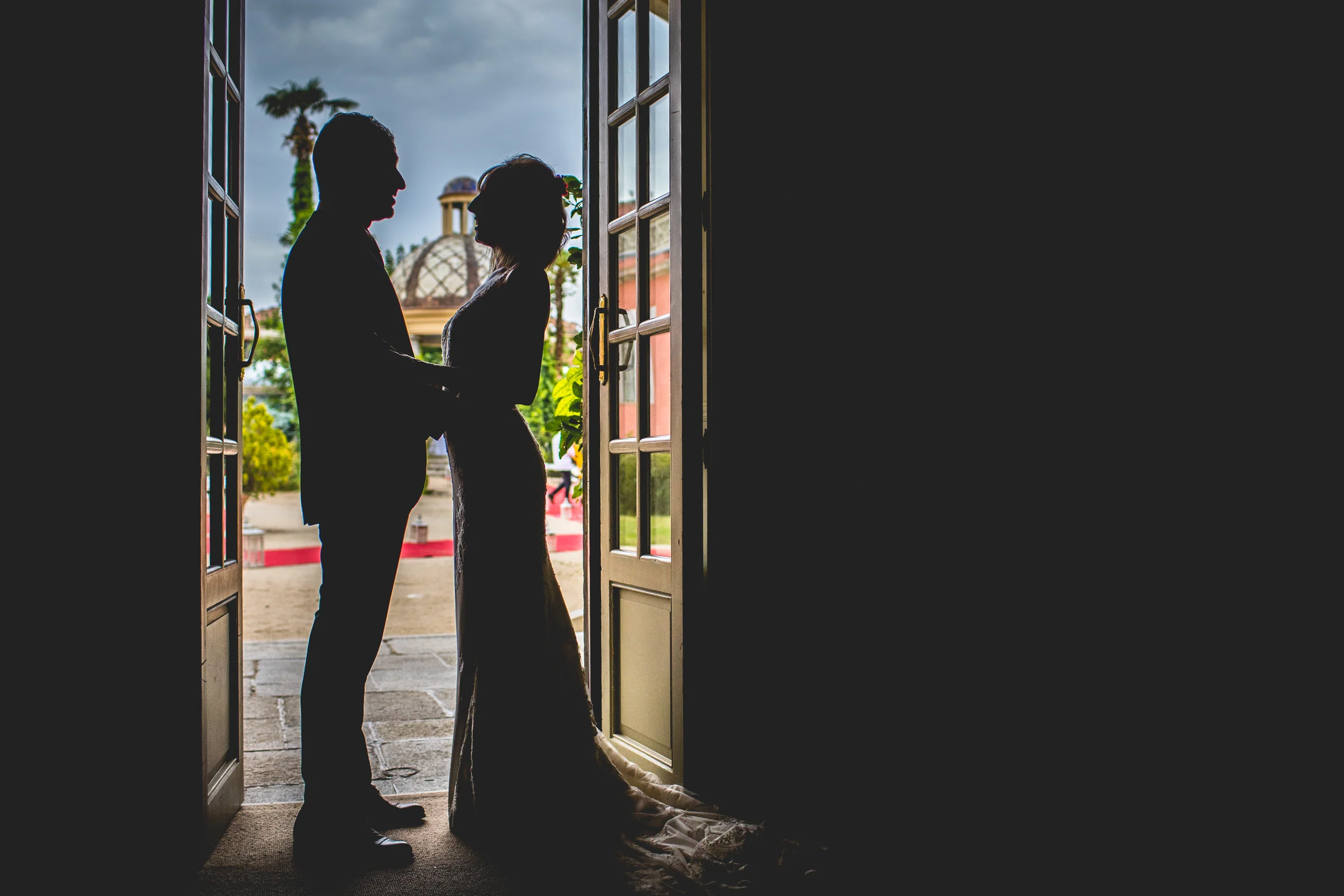 Silueta de los novios en una puerta del castillo, fotografía de boda en el Castillo de Viñuelas.