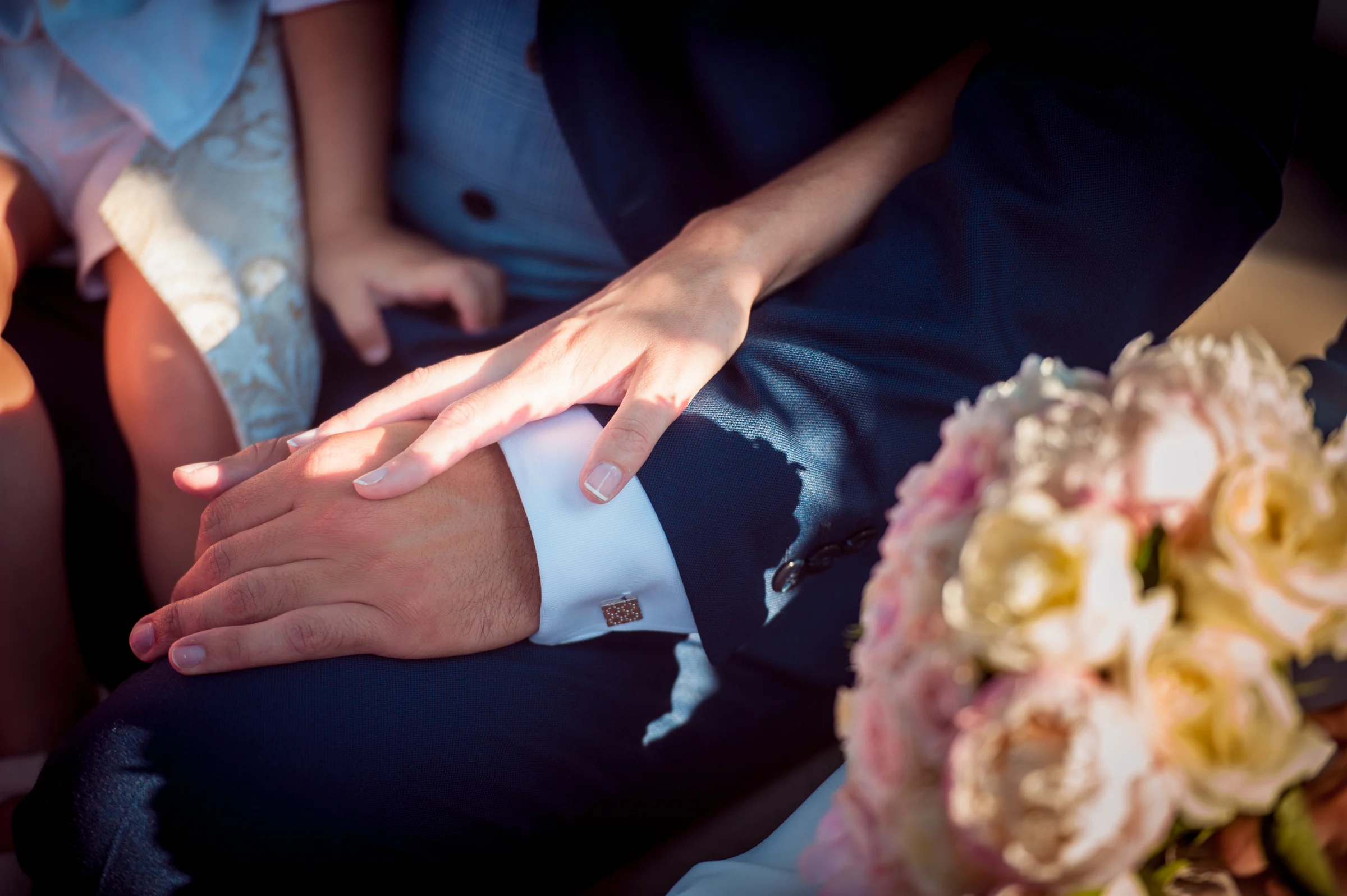 Detalle de las manos y alianzas de los novios, fotografía de boda en el Castillo de Viñuelas.