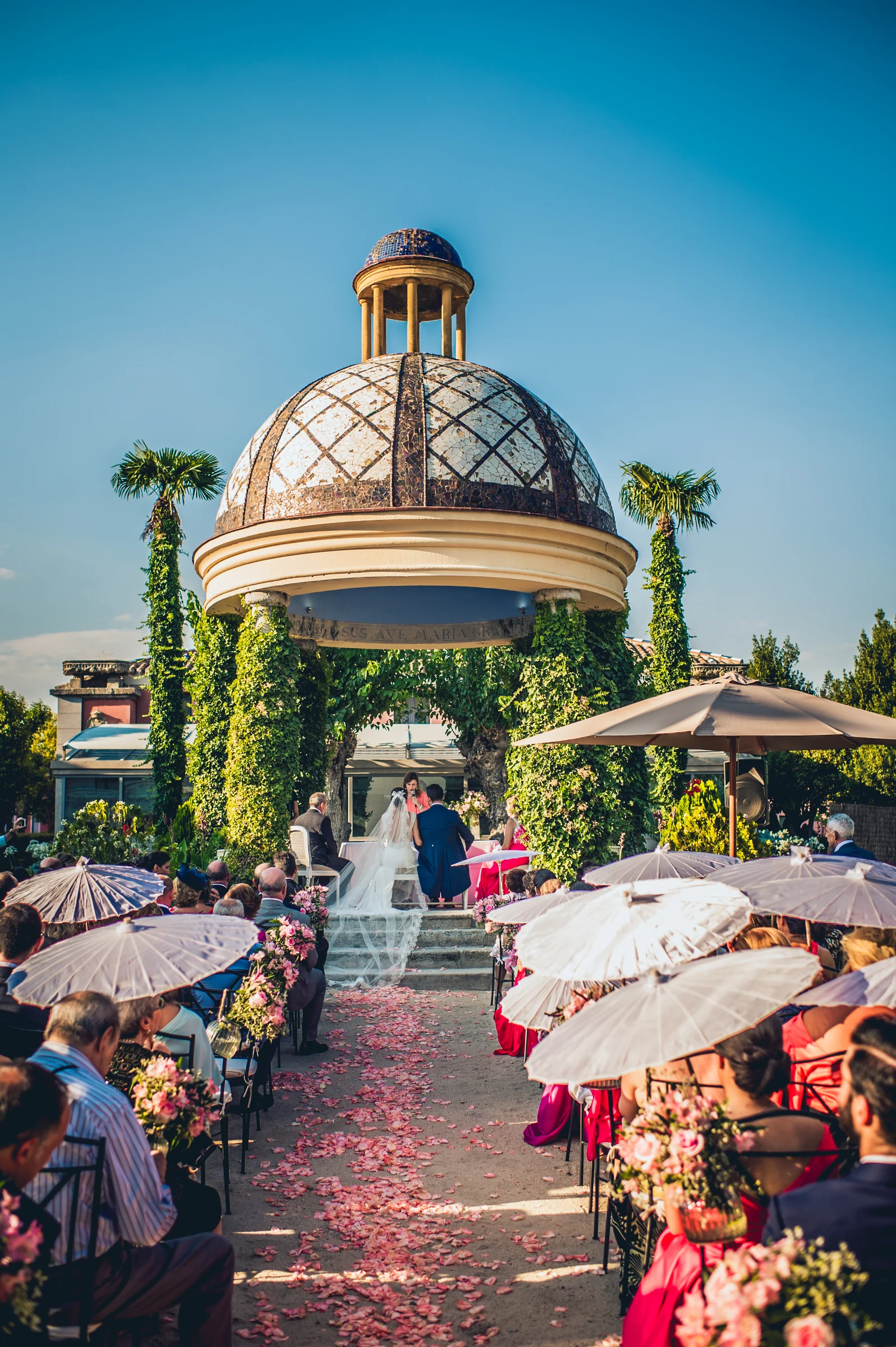 Templete visto desde la alfombra roja de la ceremonia, fotografía de boda en el Castillo de Viñuelas.