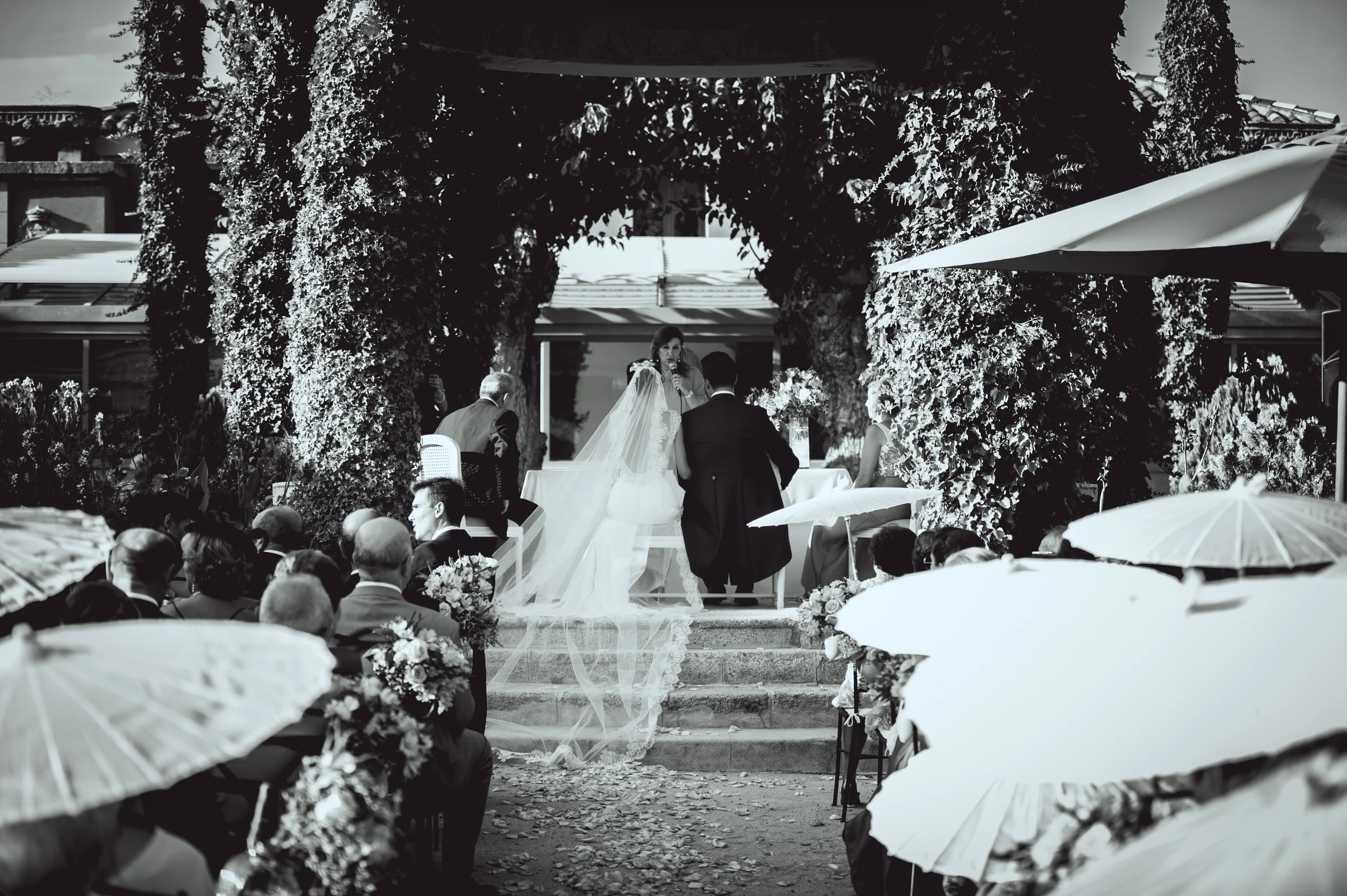 Novia caminando entre las mesas del cóctel, fotografía de boda en el Castillo de Viñuelas.