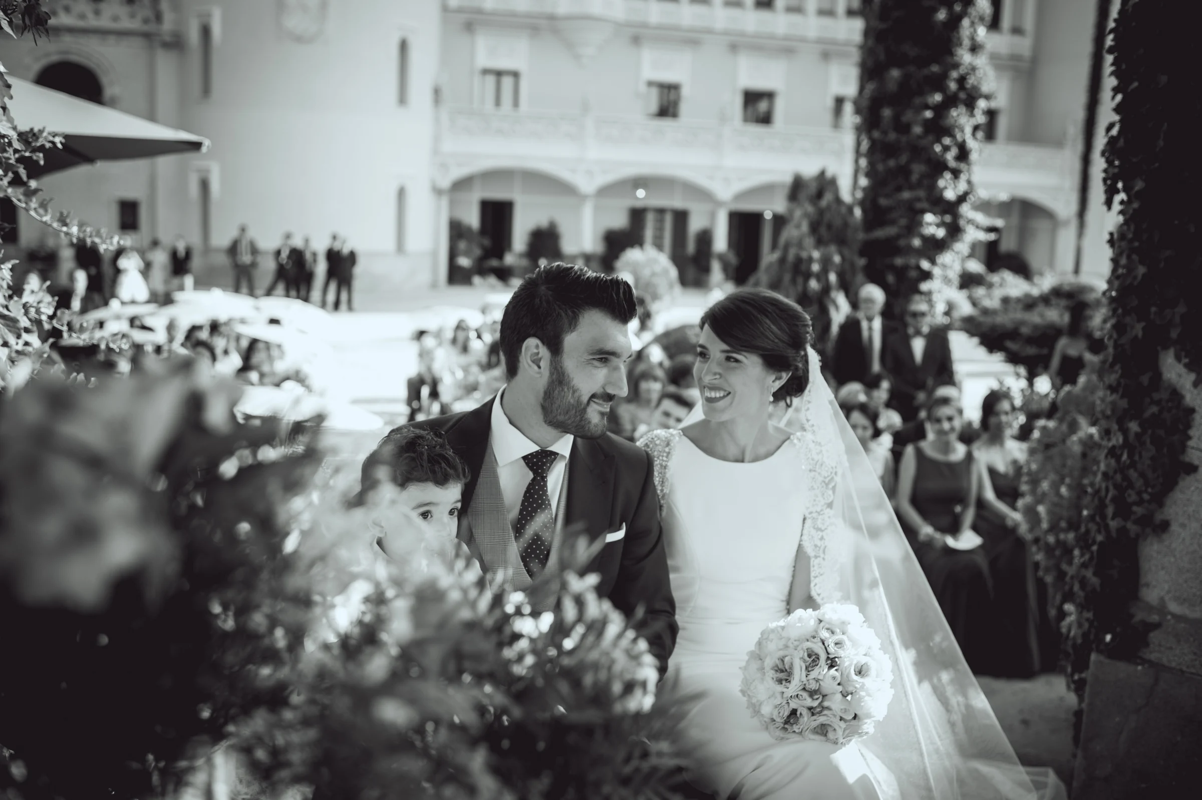 Novios saludando a los invitados durante el cóctel, fotografía de boda en el Castillo de Viñuelas.