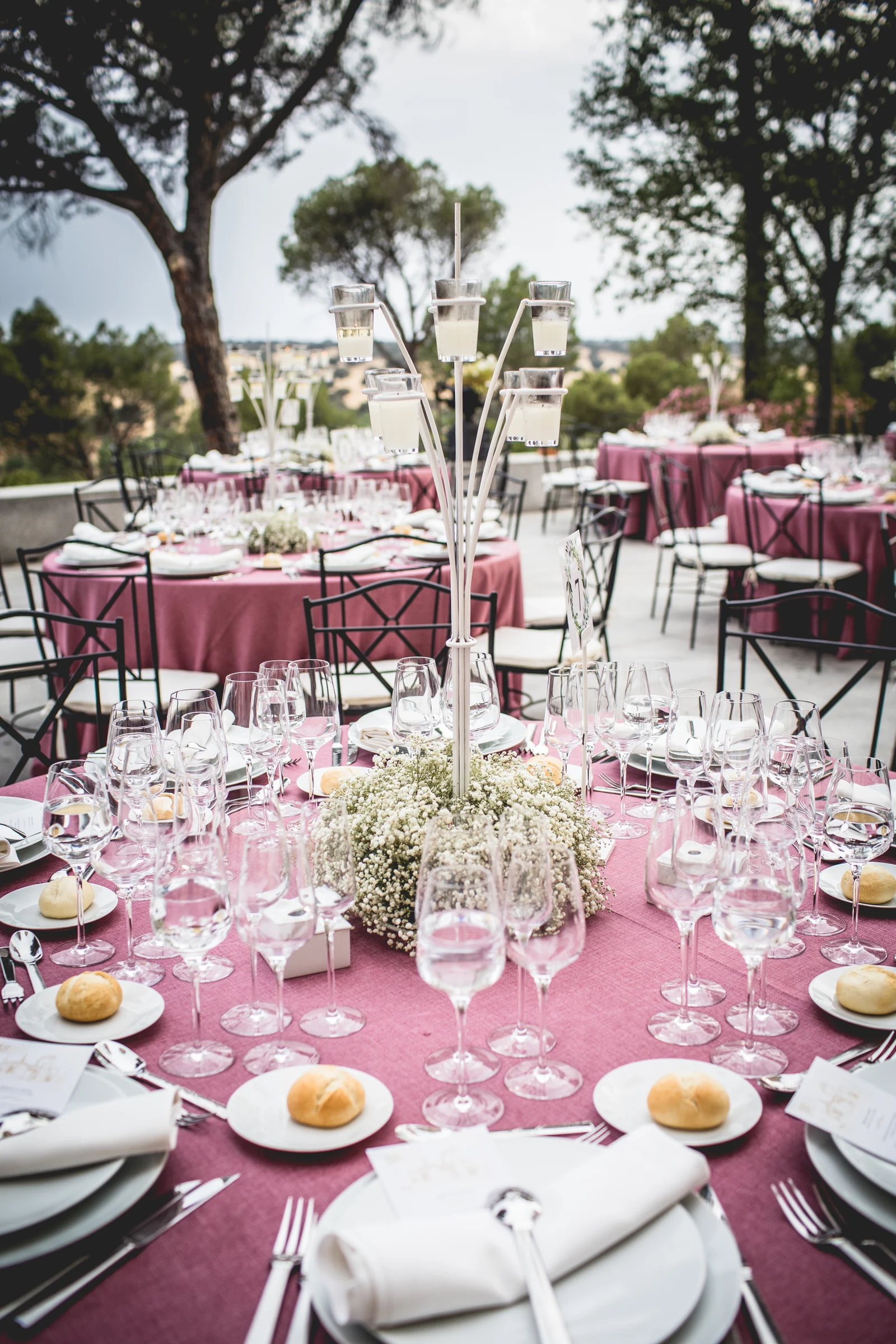 Mesas exteriores preparadas para el banquete, fotografía de boda en el Castillo de Viñuelas.
