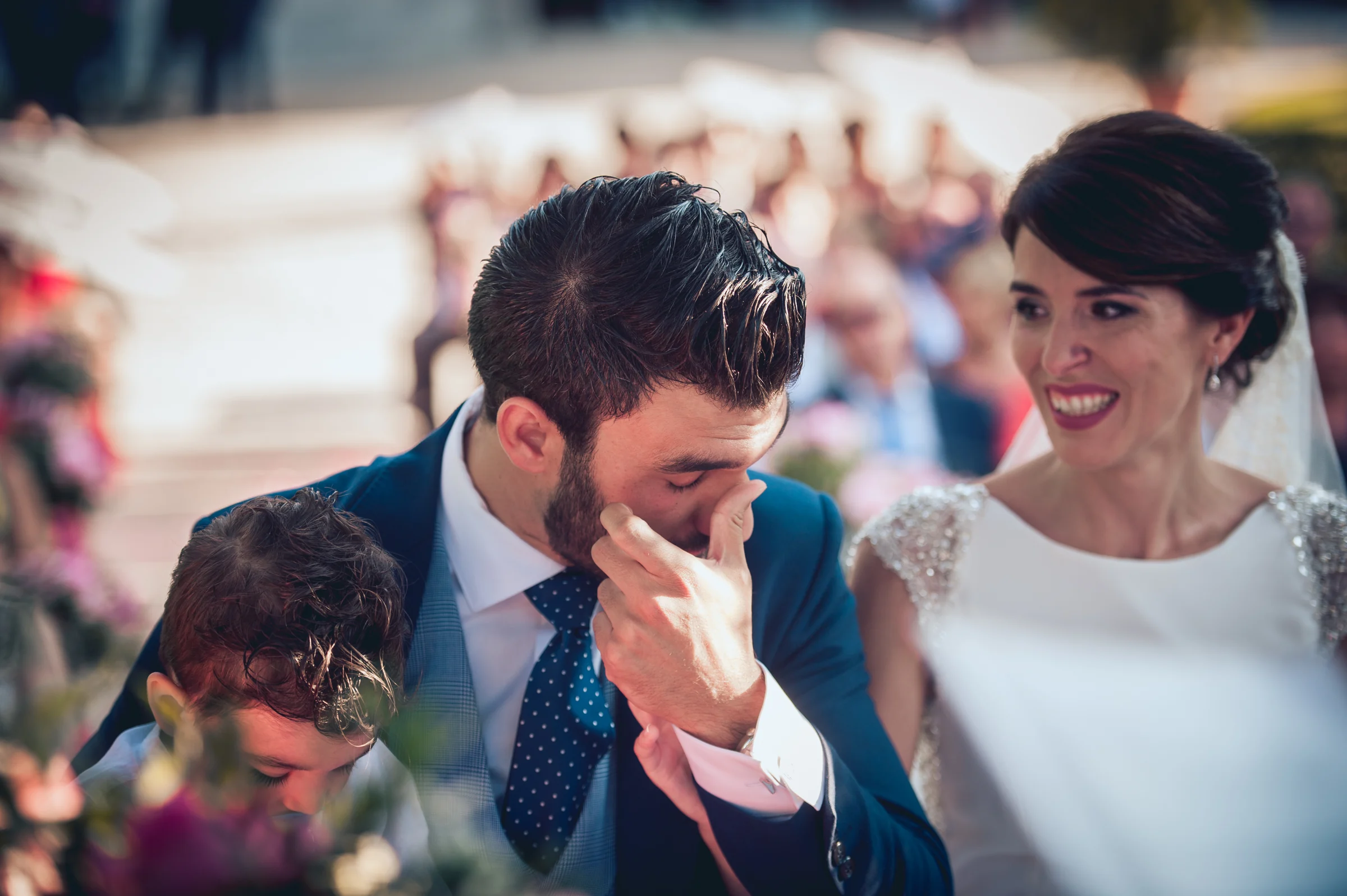 Novio besando la mano de la novia durante la ceremonia, fotografía de boda en el Castillo de Viñuelas.