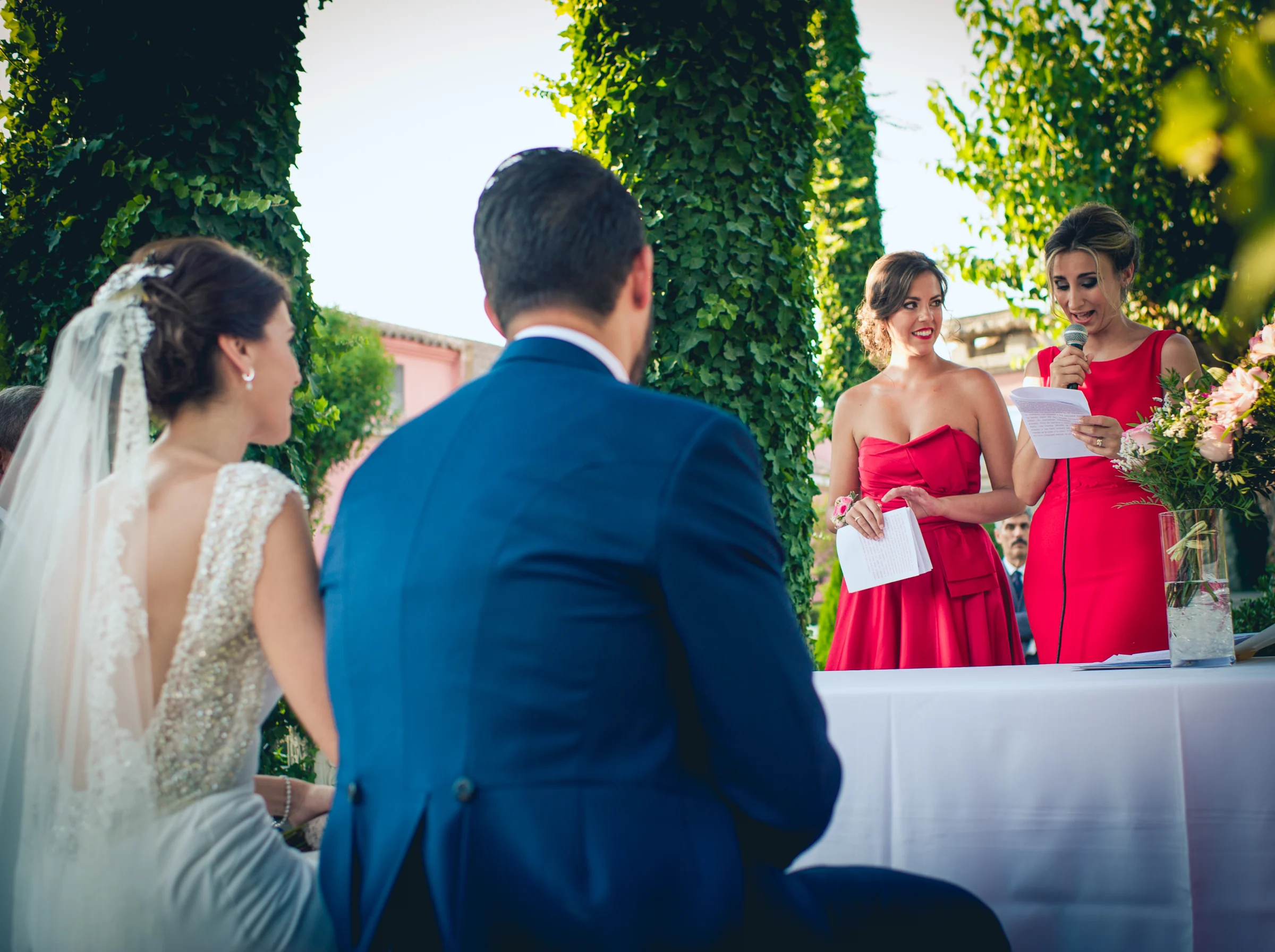 Novia durante una lectura en la ceremonia, fotografía de boda en el Castillo de Viñuelas.