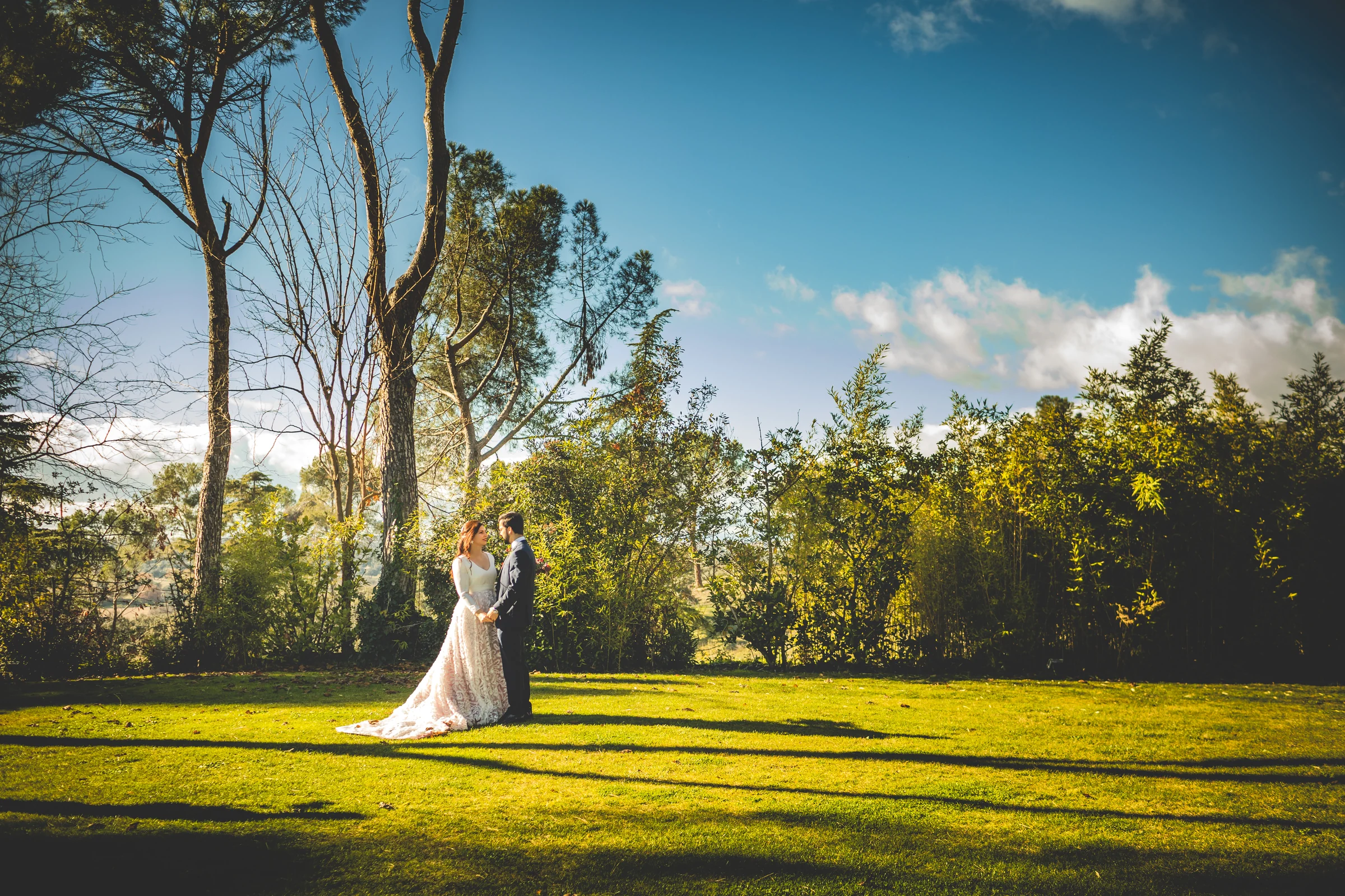 Novia posando en el jardín con luz de atardecer, fotografía de boda en el Castillo de Viñuelas.