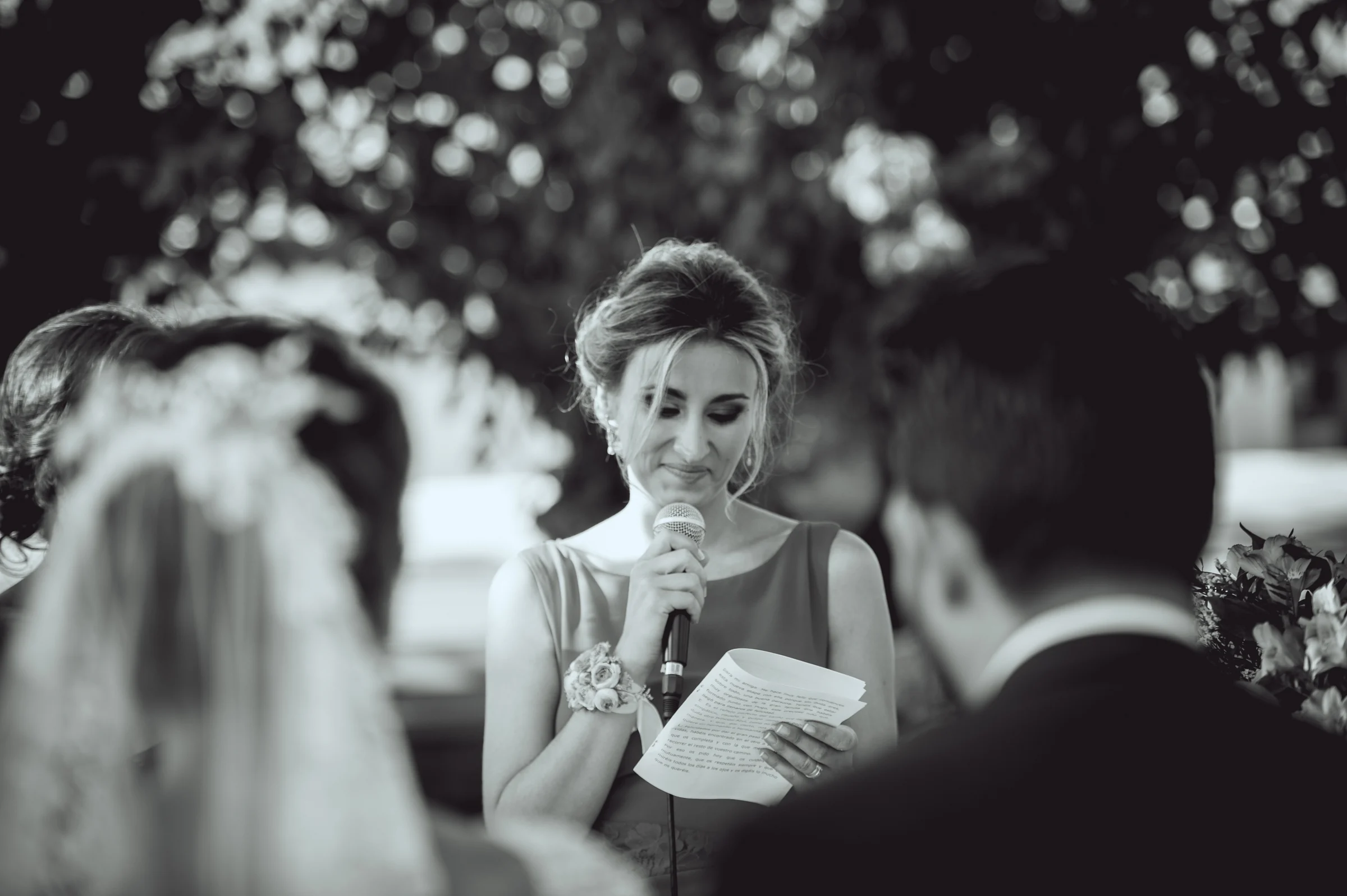 Novia emocionada escuchando un discurso, fotografía de boda en el Castillo de Viñuelas.