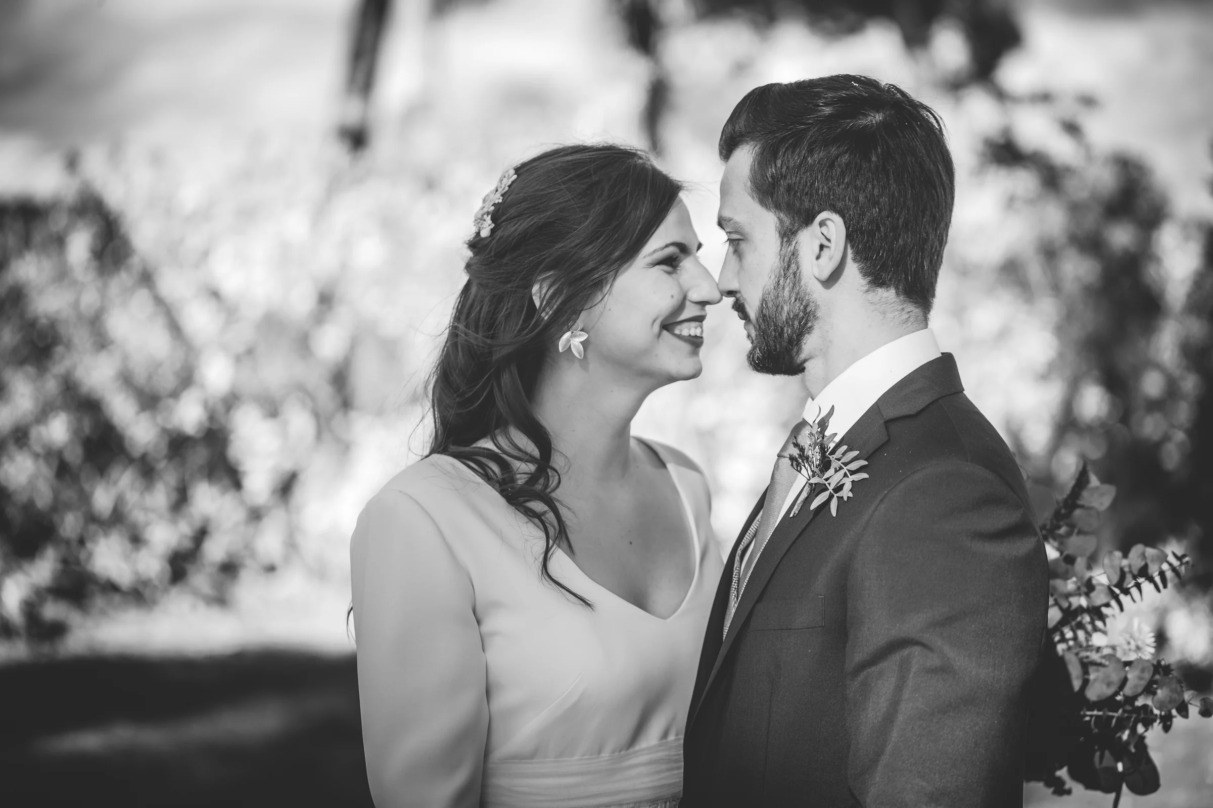 Retrato en blanco y negro de los novios mirandose, fotografía de boda en el Castillo de Viñuelas.